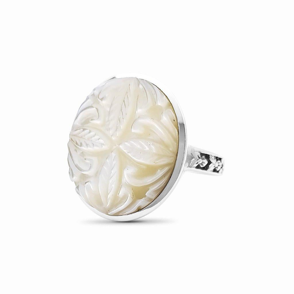 En vente :  Bague en nacre blanche sculptée à la main en argent sterling 3