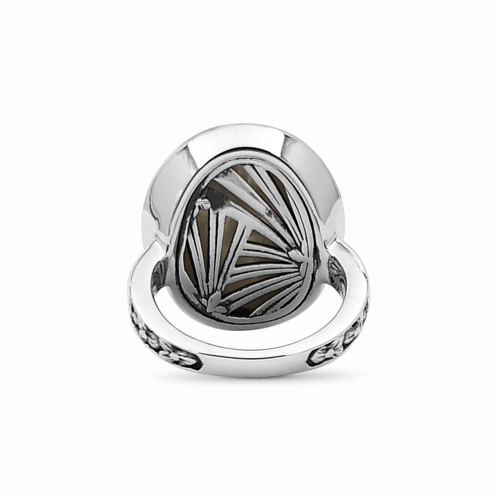 En vente :  Bague en nacre blanche sculptée à la main en argent sterling 4