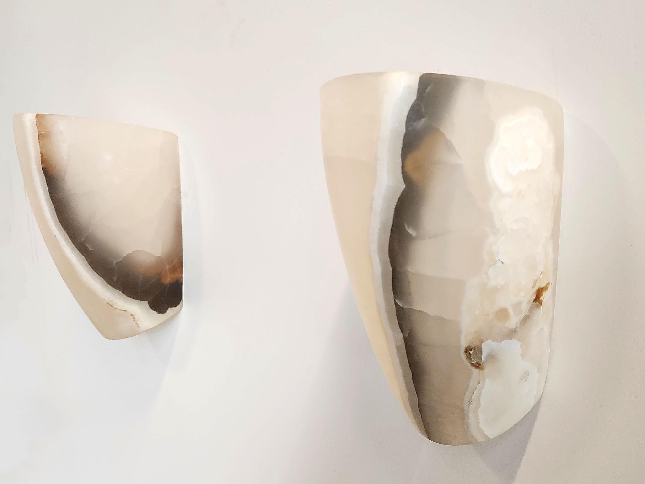 Hand-carved White Onyx Wall Sconces with Natural Dark Veins In New Condition For Sale In Stratford, CT