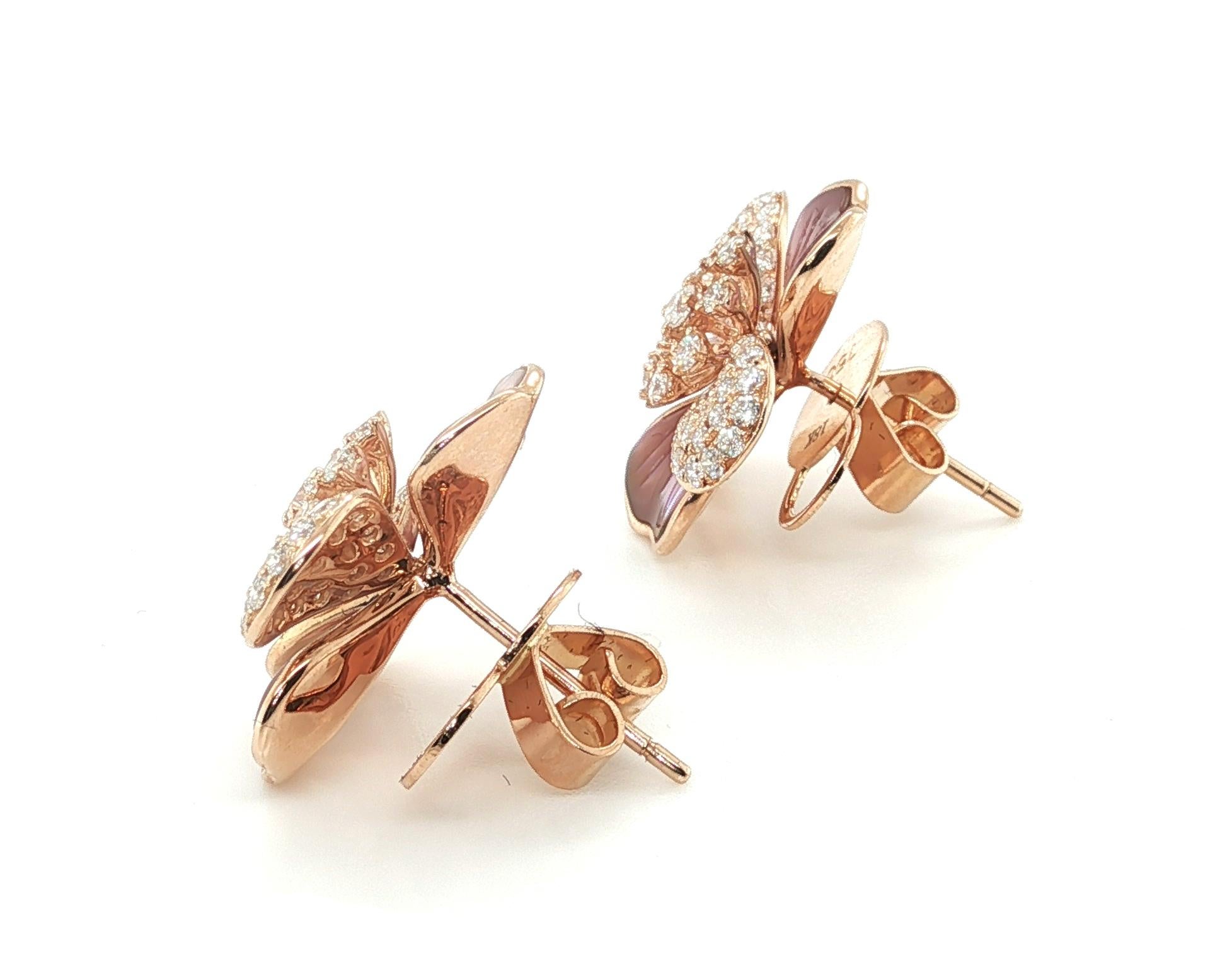 Artisan Boucles d'oreilles en or rose 18 carats avec nacre et diamants sculptés à la main en vente