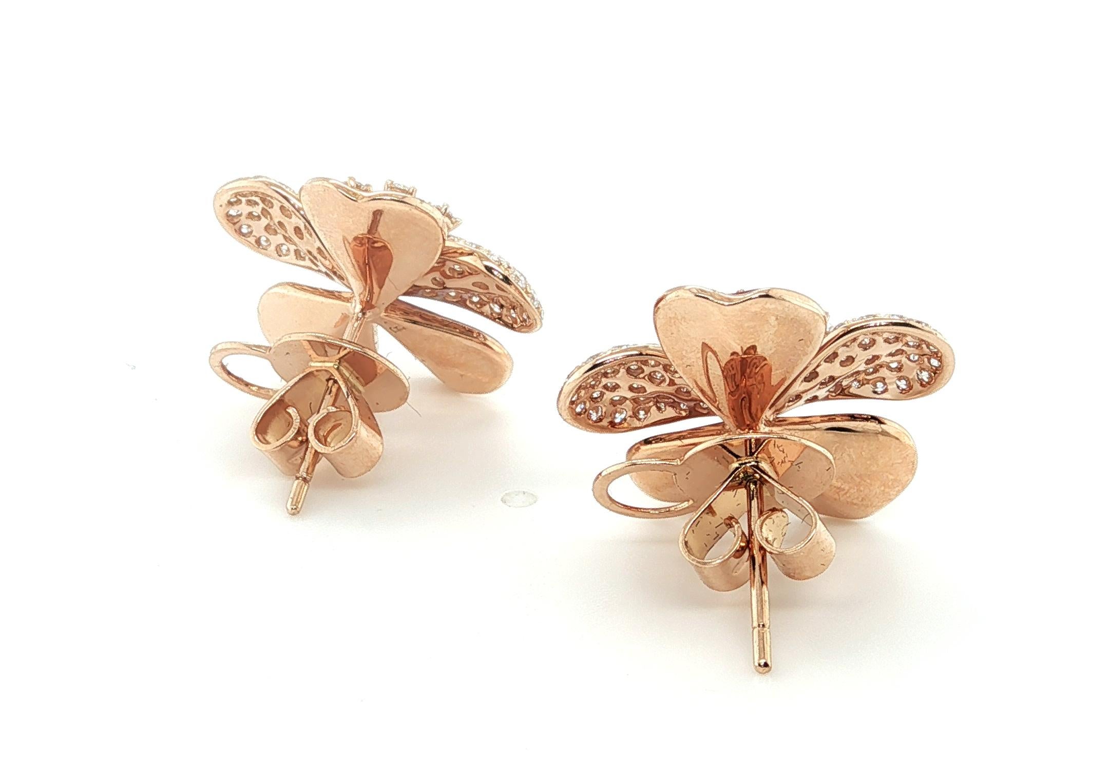 Taille ronde Boucles d'oreilles en or rose 18 carats avec nacre et diamants sculptés à la main en vente