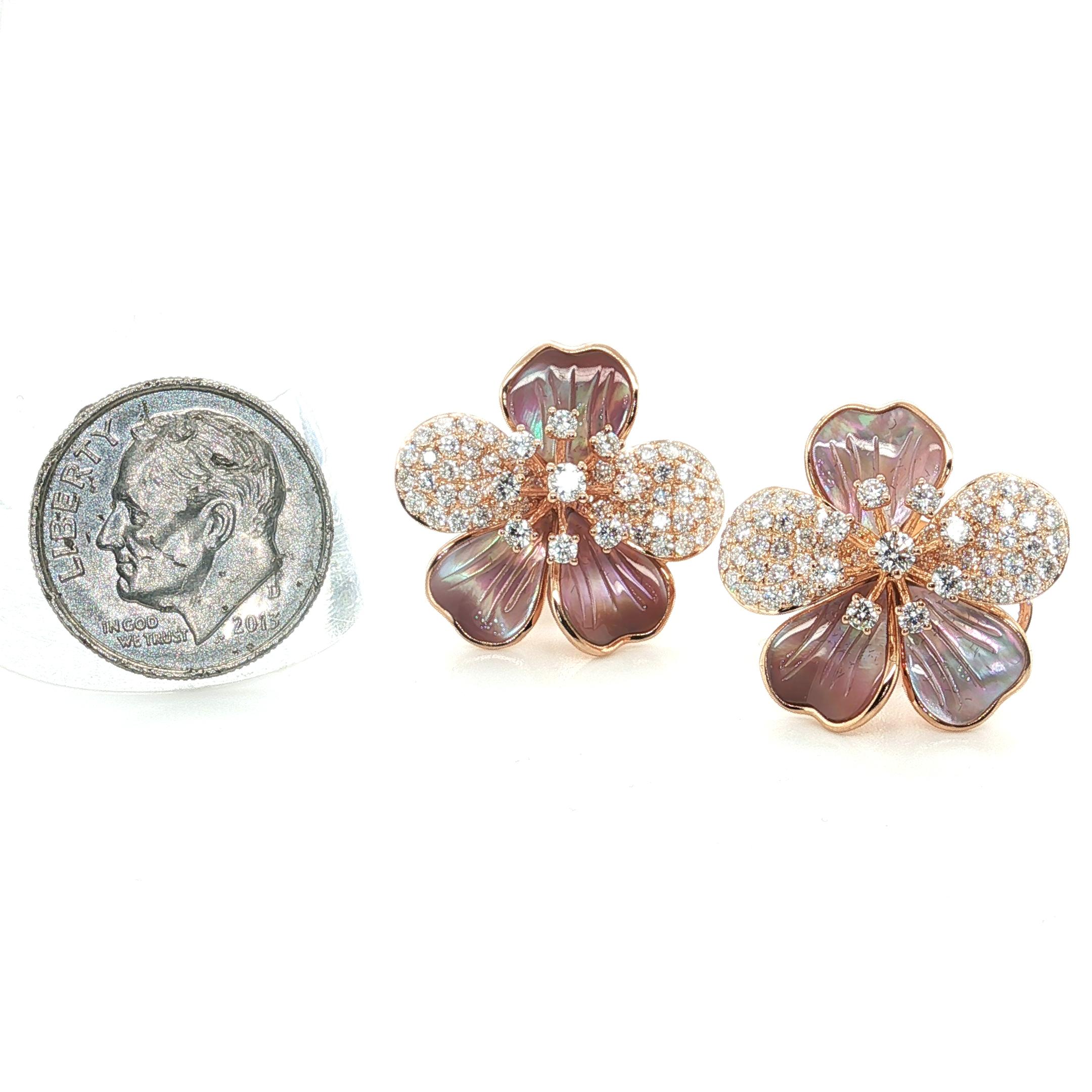 Boucles d'oreilles en or rose 18 carats avec nacre et diamants sculptés à la main Neuf - En vente à Los Angeles, CA