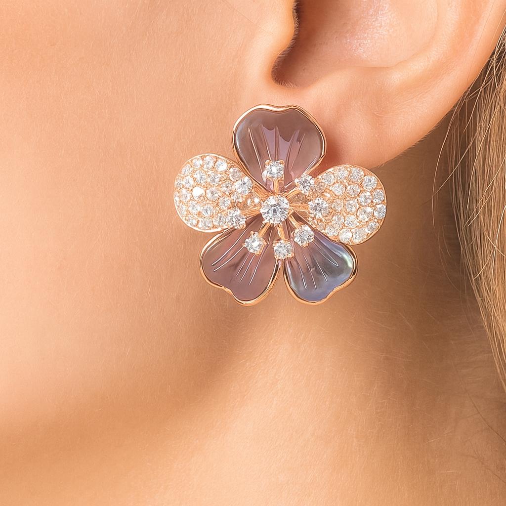 Boucles d'oreilles en or rose 18 carats avec nacre et diamants sculptés à la main en vente 3