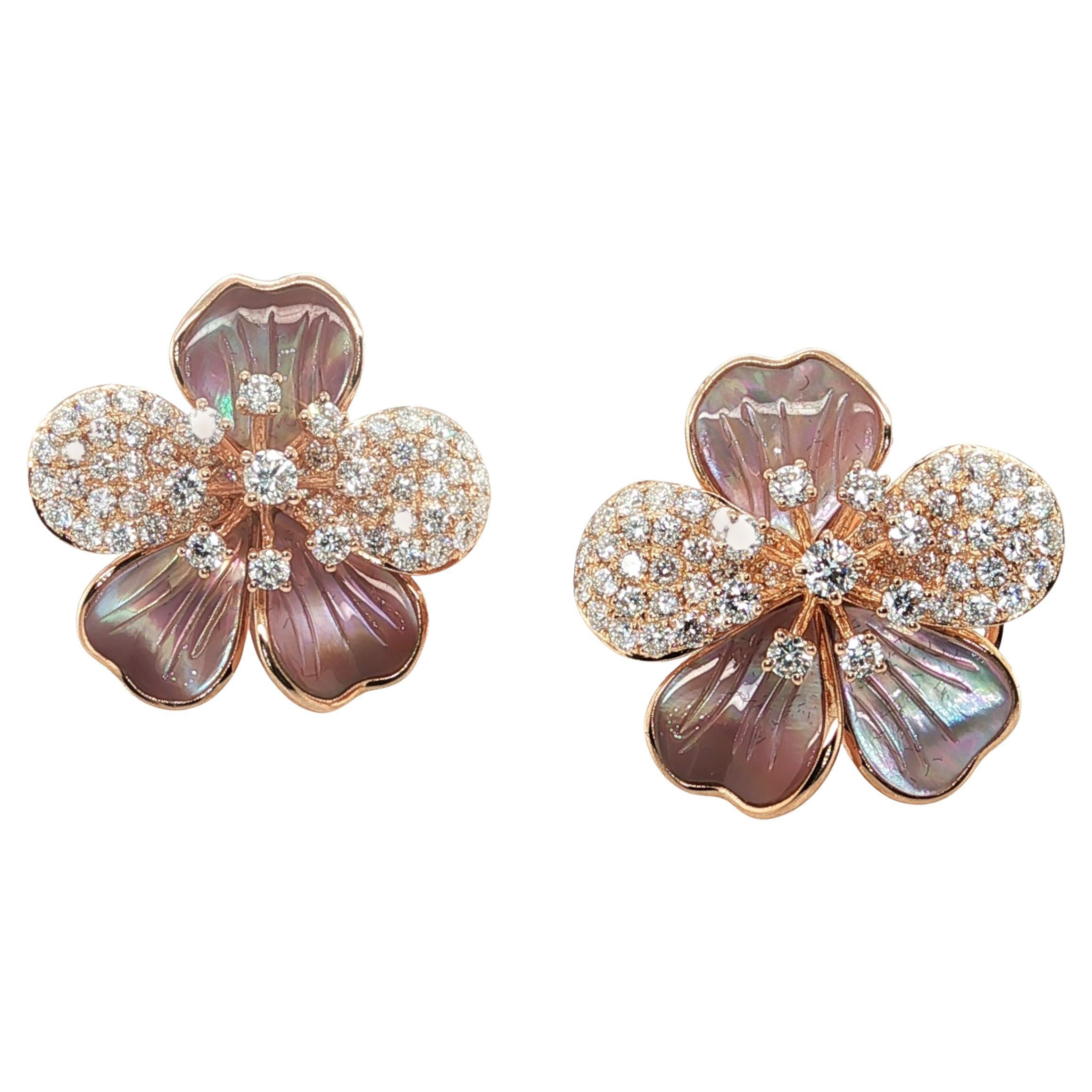 Boucles d'oreilles en or rose 18 carats avec nacre et diamants sculptés à la main en vente
