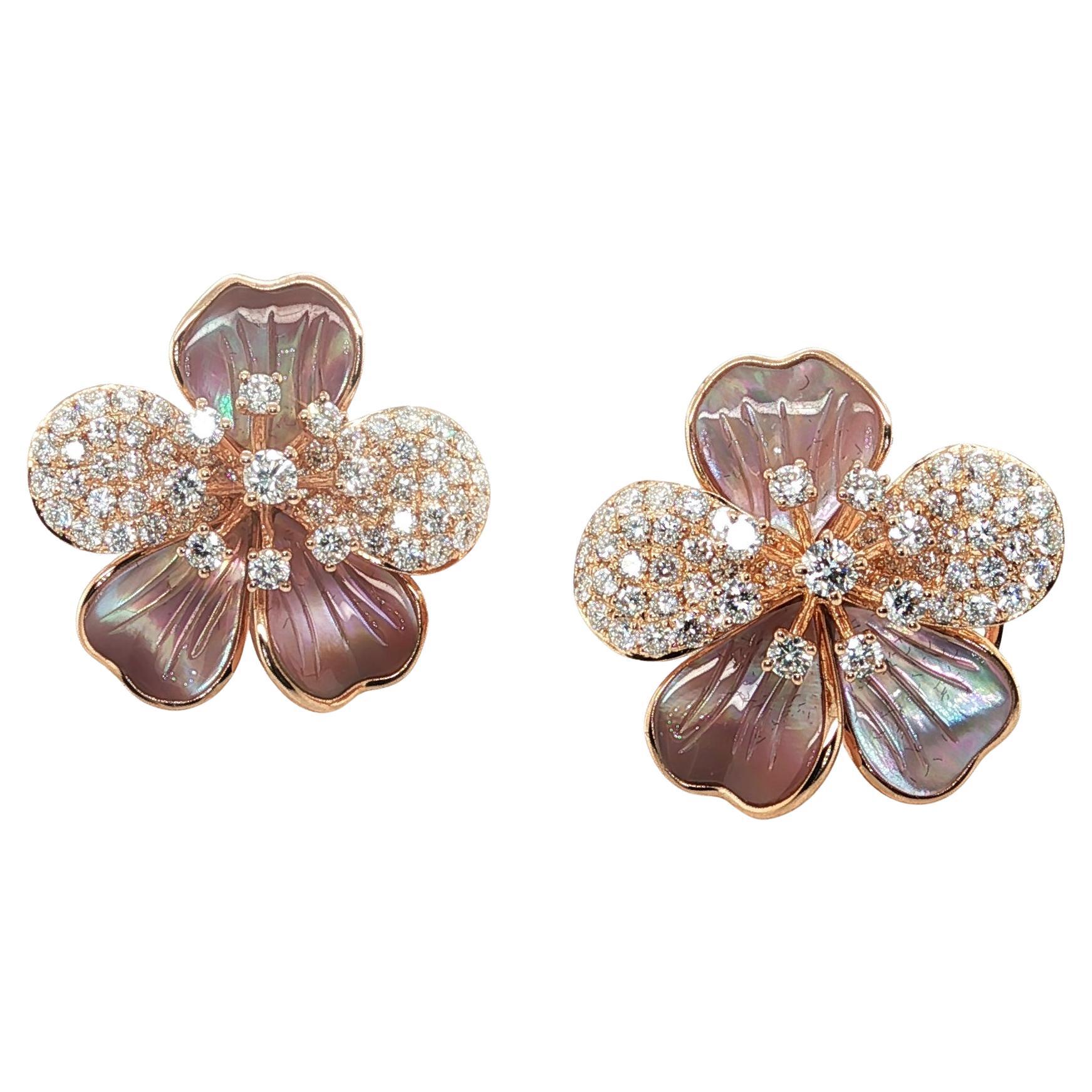 Boucles d
oreilles en or rose 18 carats avec nacre et diamants sculptés à la main