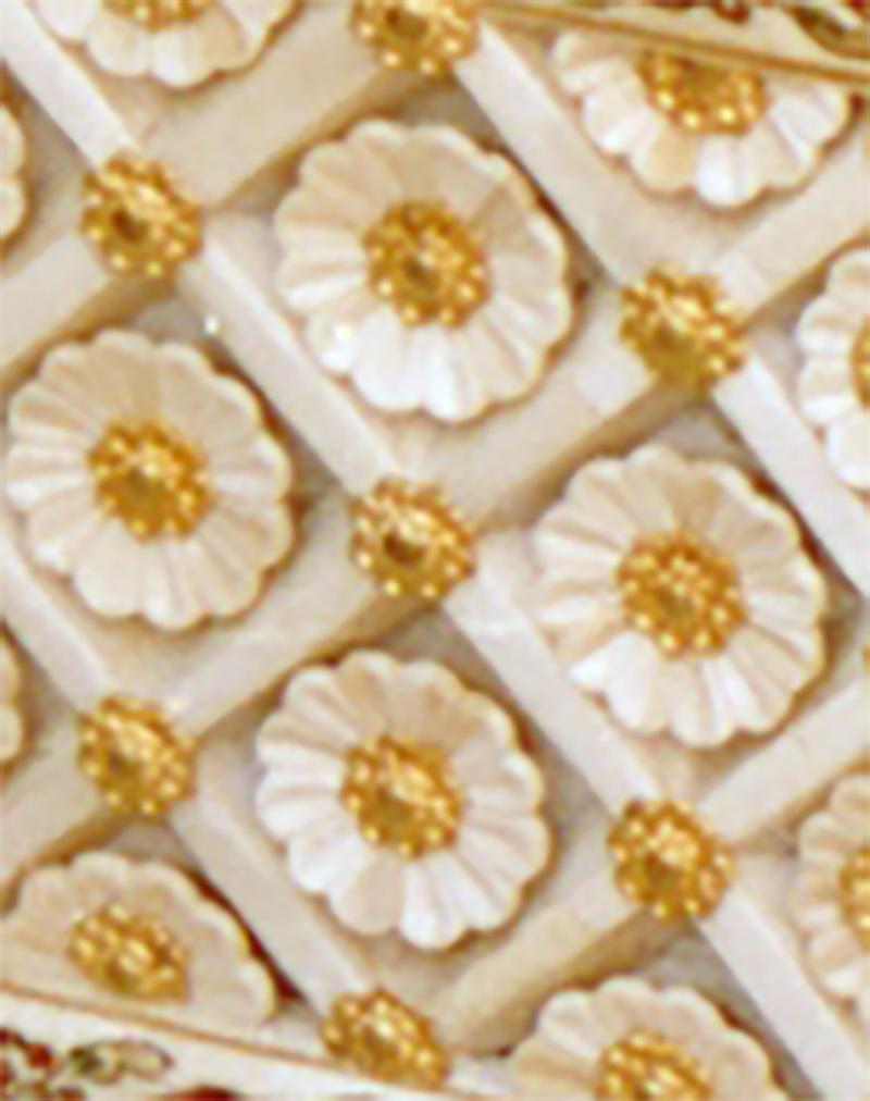 La cassapanca Splendor mette in mostra la maestria dell'intarsio tradizionale in osso, con fiori in osso di cammello intagliati a mano e disposti in una precisa griglia a rombi su tutta la superficie. Ogni fiore è incastonato meticolosamente nella