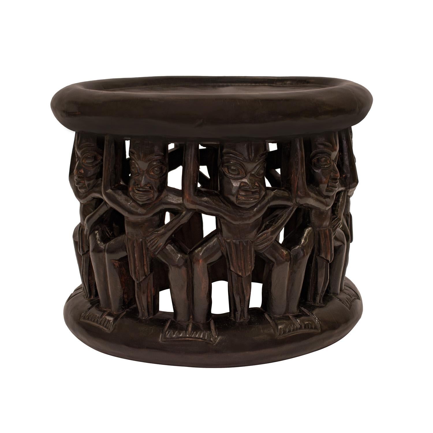 Magnifique table d'appoint ou tabouret en bois sculpté à la main par les Bamileke, Cameroun, Afrique, années 1960. La fabrication est exquise et la table est très élégante.                                                                             