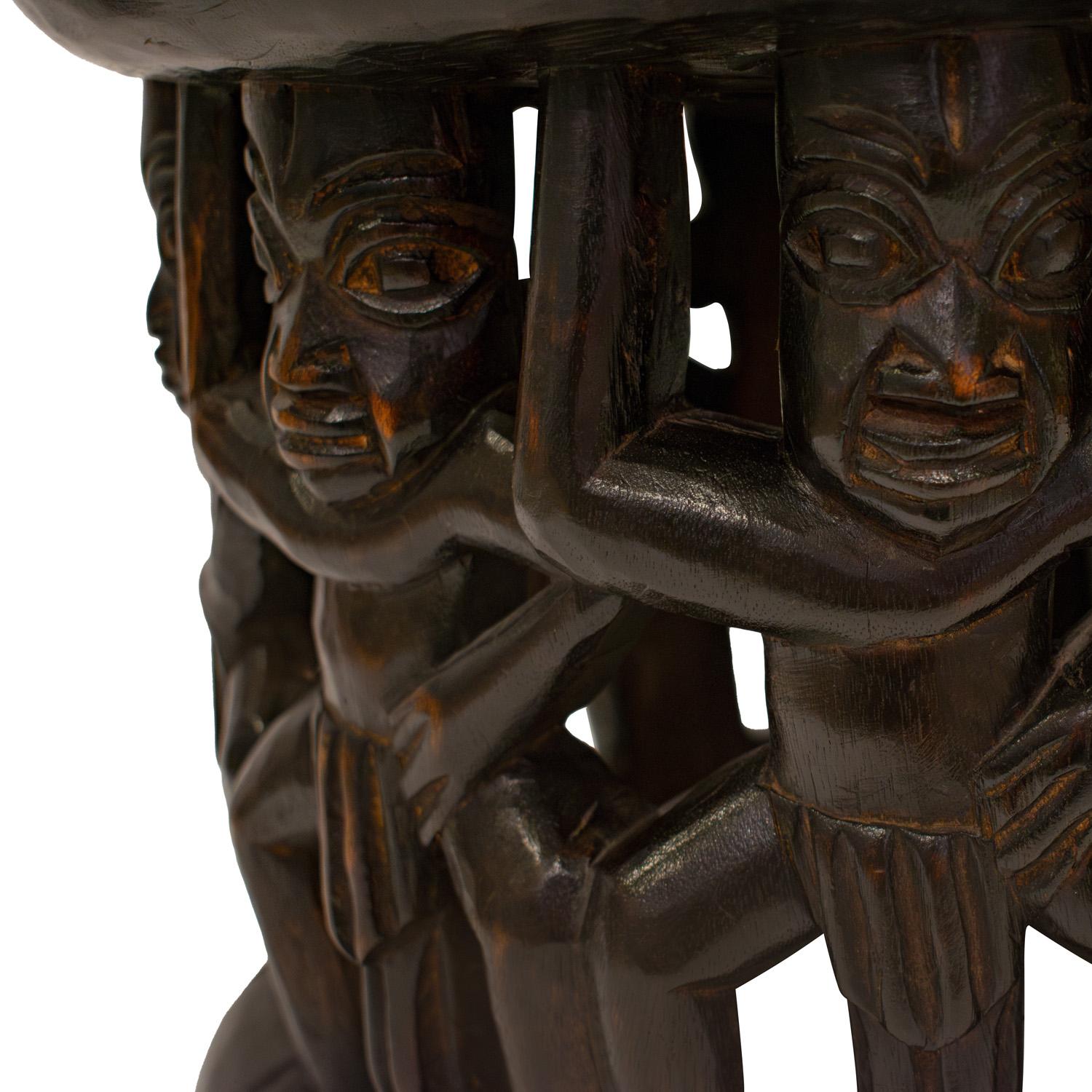 Camerounais Table/tabouret d'appoint figuratif Bamileke en Wood Wood sculpté à la main années 1960 en vente