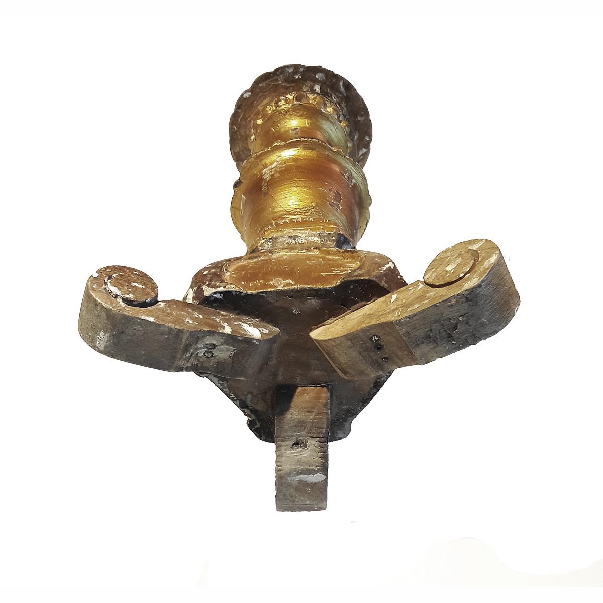 Indien Chandelier en bois sculpté à la main en Inde, en finition rustique dorée en vente