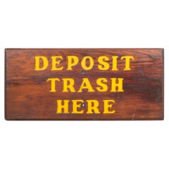 Handgeschnitztes Holzschild „ „Deposit Trash Here““ von Hand, um 1940