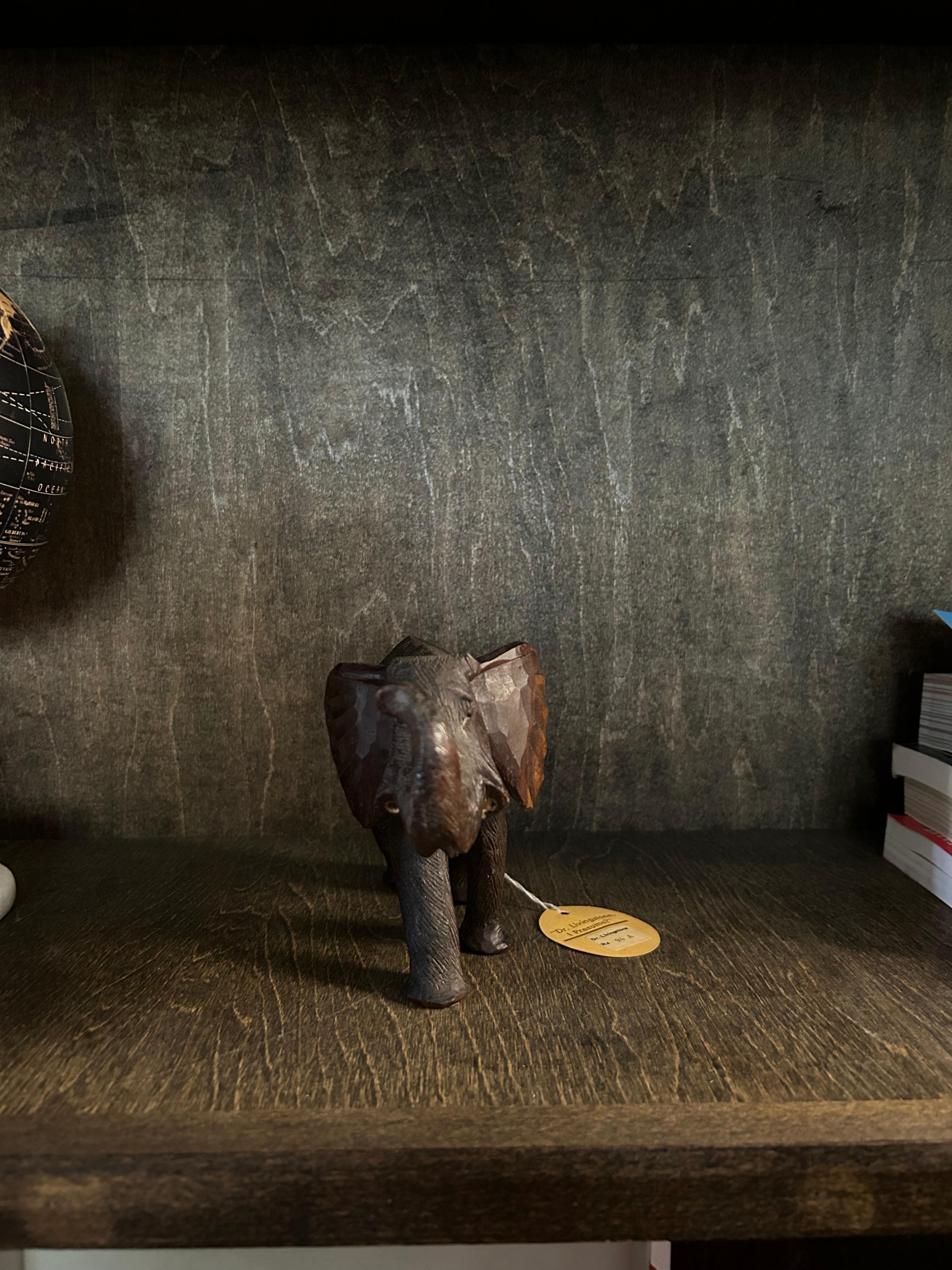Éléphant sculpté à la main de la collection Dr. Livingstone en vente 1