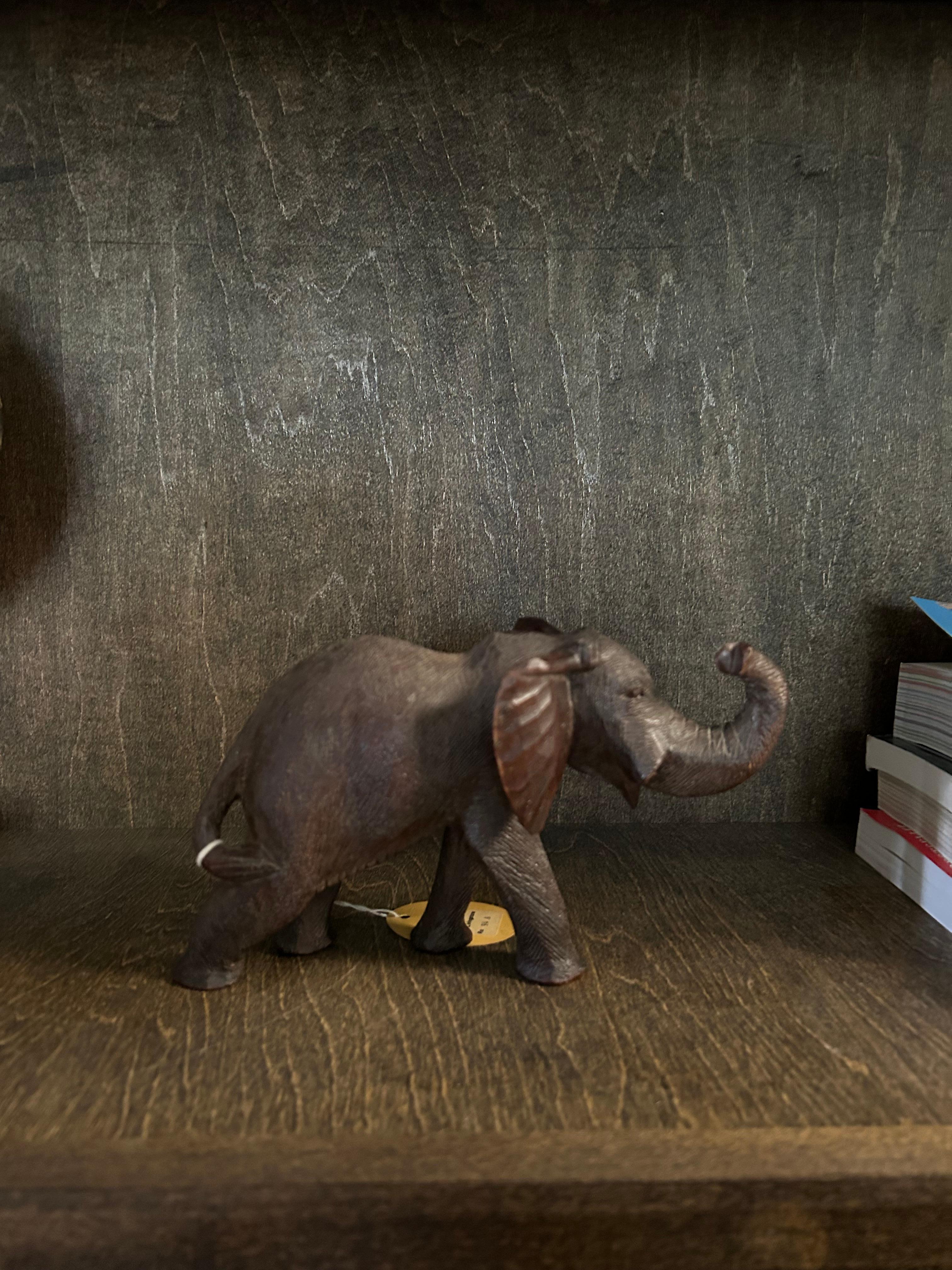 Éléphant sculpté à la main de la collection Dr. Livingstone en vente 2