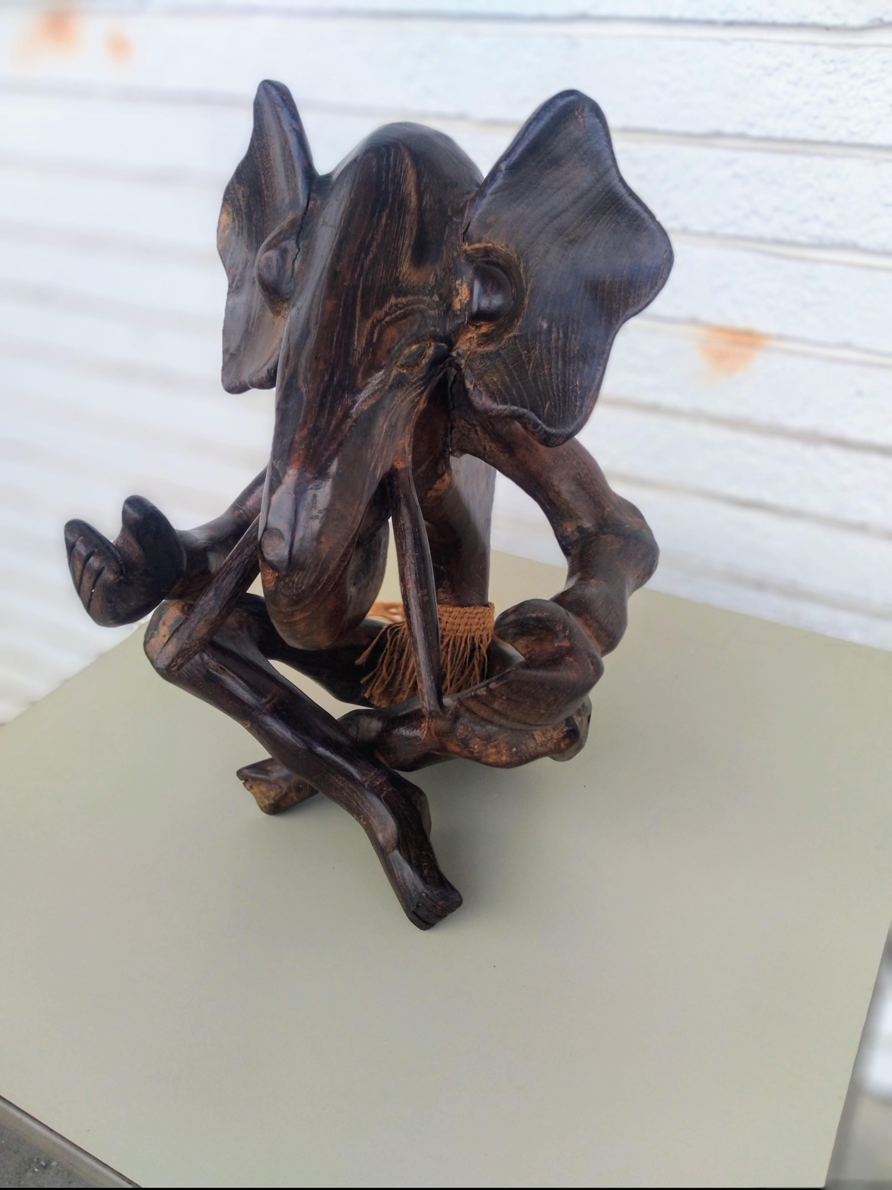 Sculpté à la main Sculpture d'éléphant en bois sculptée à la main en vente