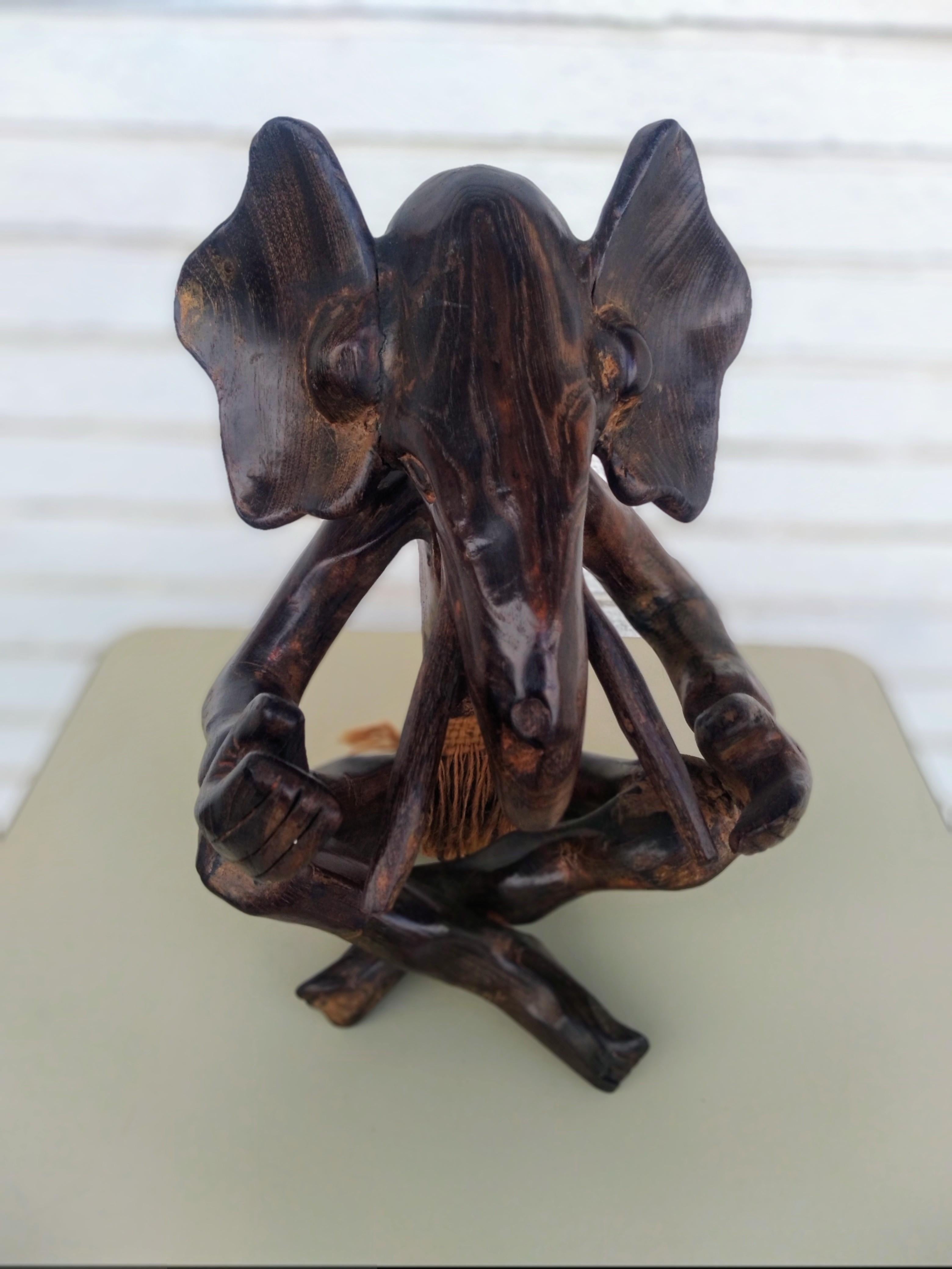 Sculpture d'éléphant en bois sculptée à la main Bon état - En vente à Pasadena, TX