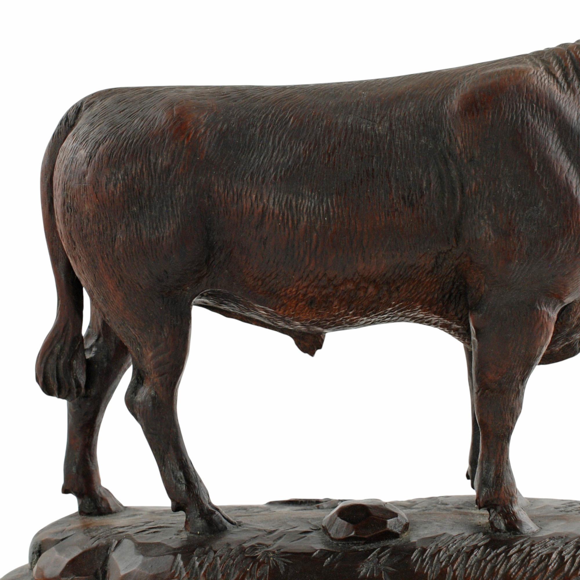 Statue de taureau figurative en bois sculptée à la main en vente 1