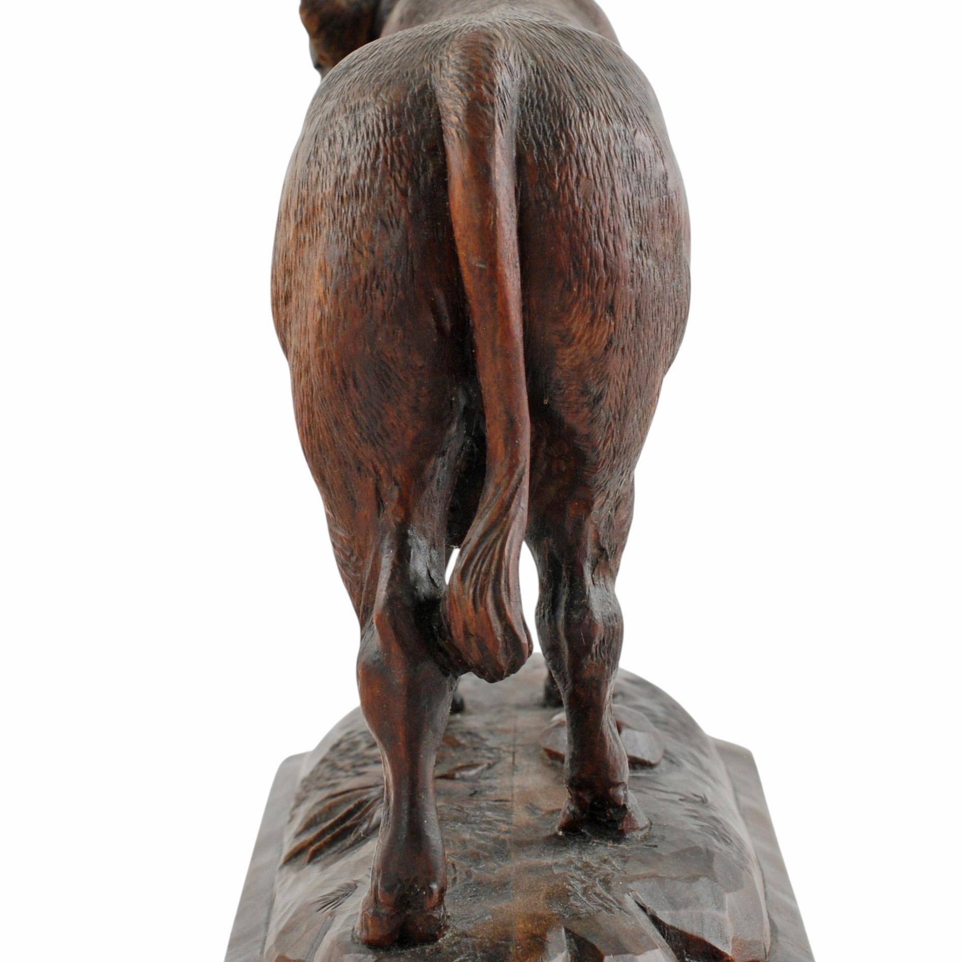 Statue de taureau figurative en bois sculptée à la main en vente 3