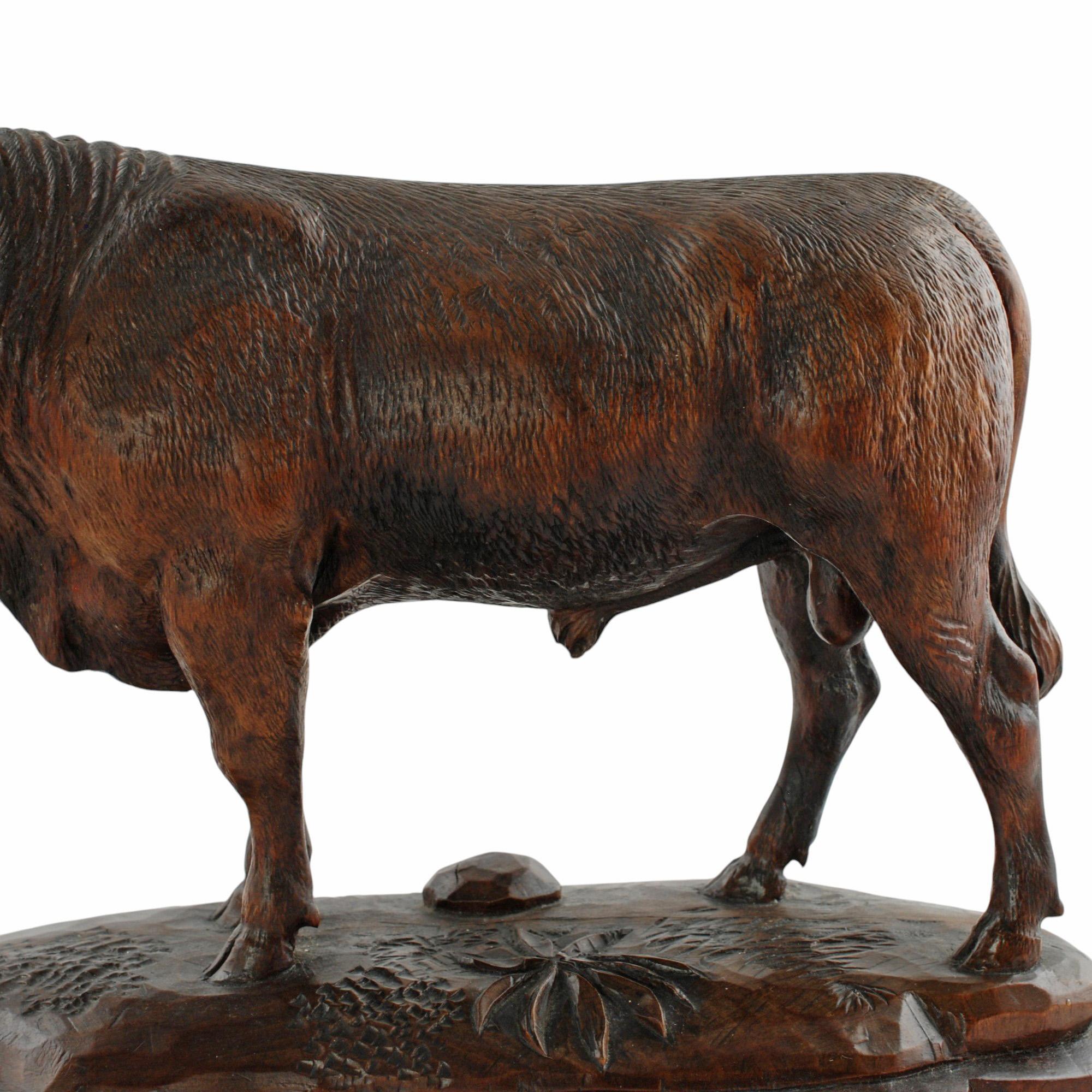 Statue de taureau figurative en bois sculptée à la main en vente 2