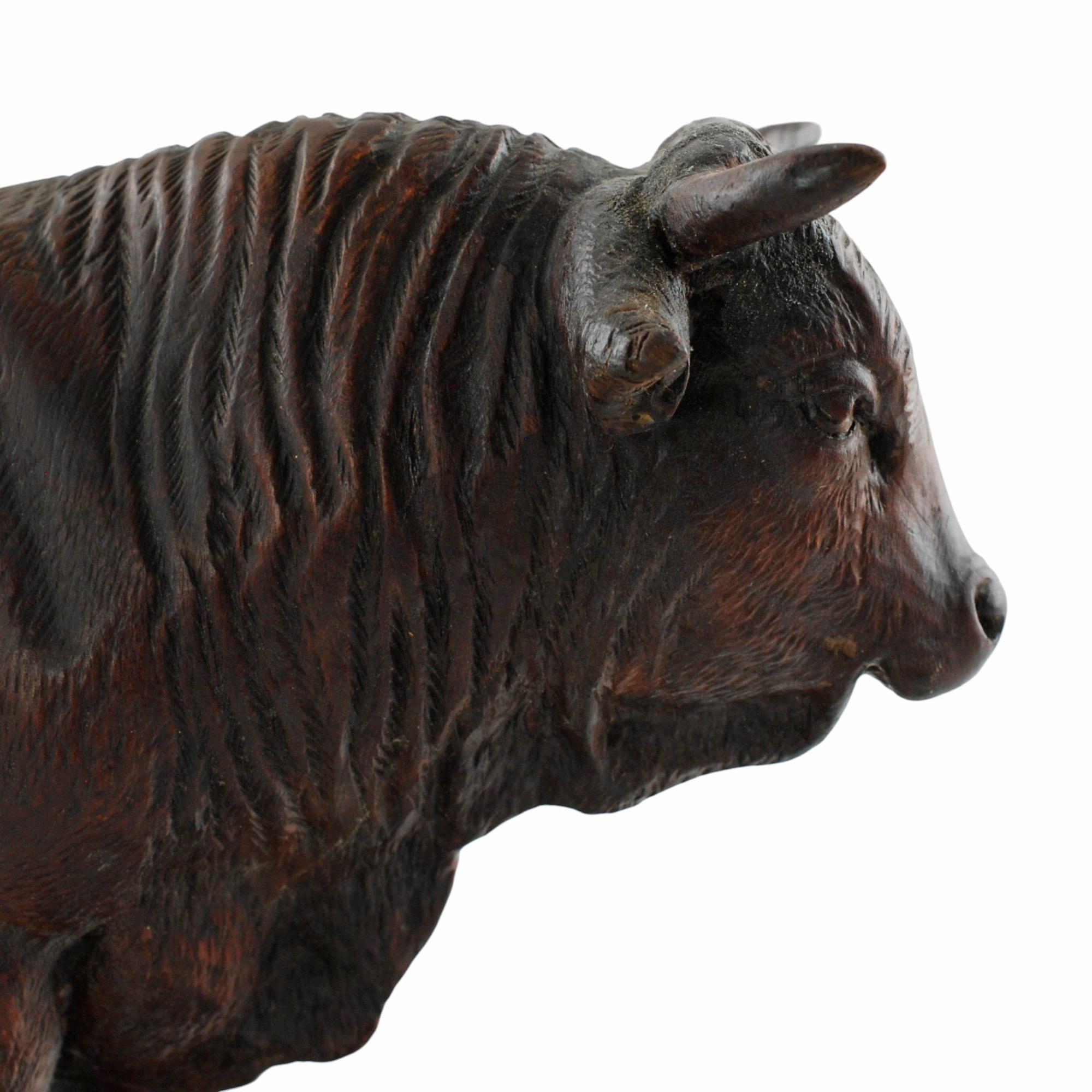 Statue de taureau figurative en bois sculptée à la main Bon état - En vente à Cincinnati, OH