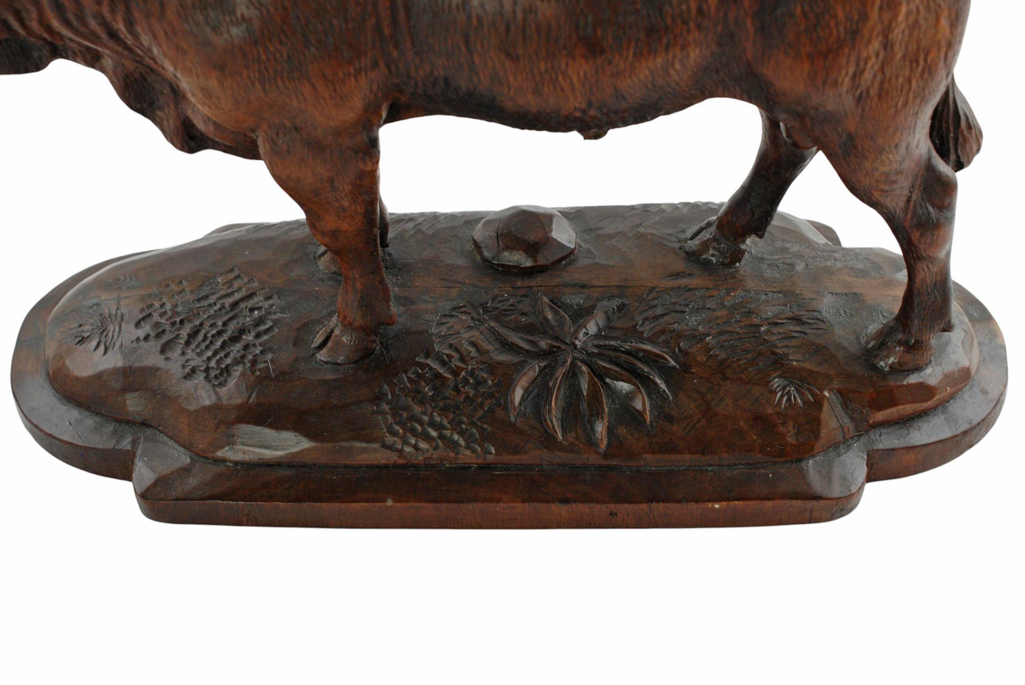 Statue de taureau figurative en bois sculptée à la main en vente 5