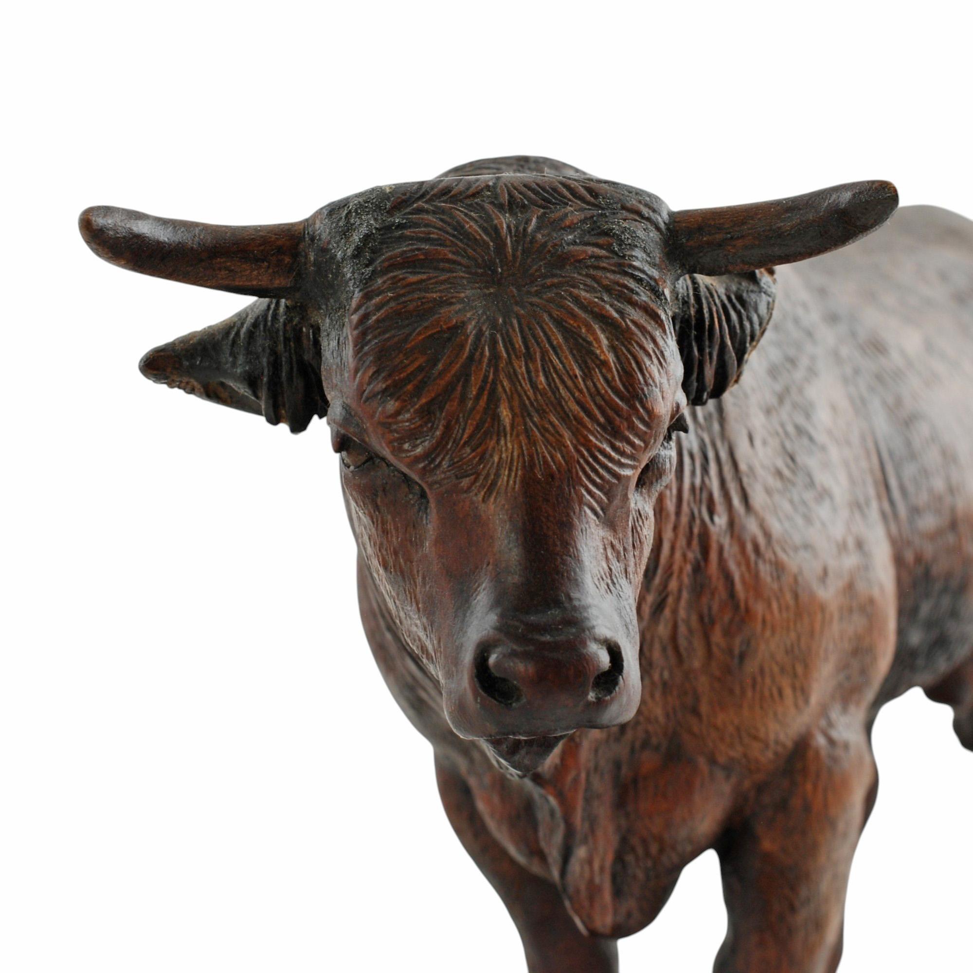20ième siècle Statue de taureau figurative en bois sculptée à la main en vente