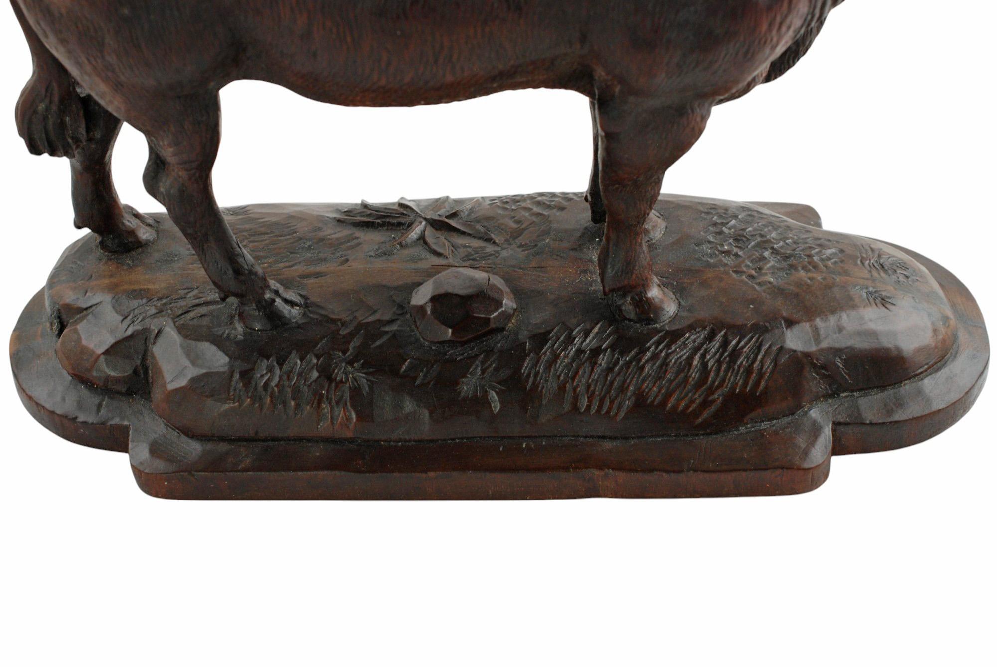 Statue de taureau figurative en bois sculptée à la main en vente 6