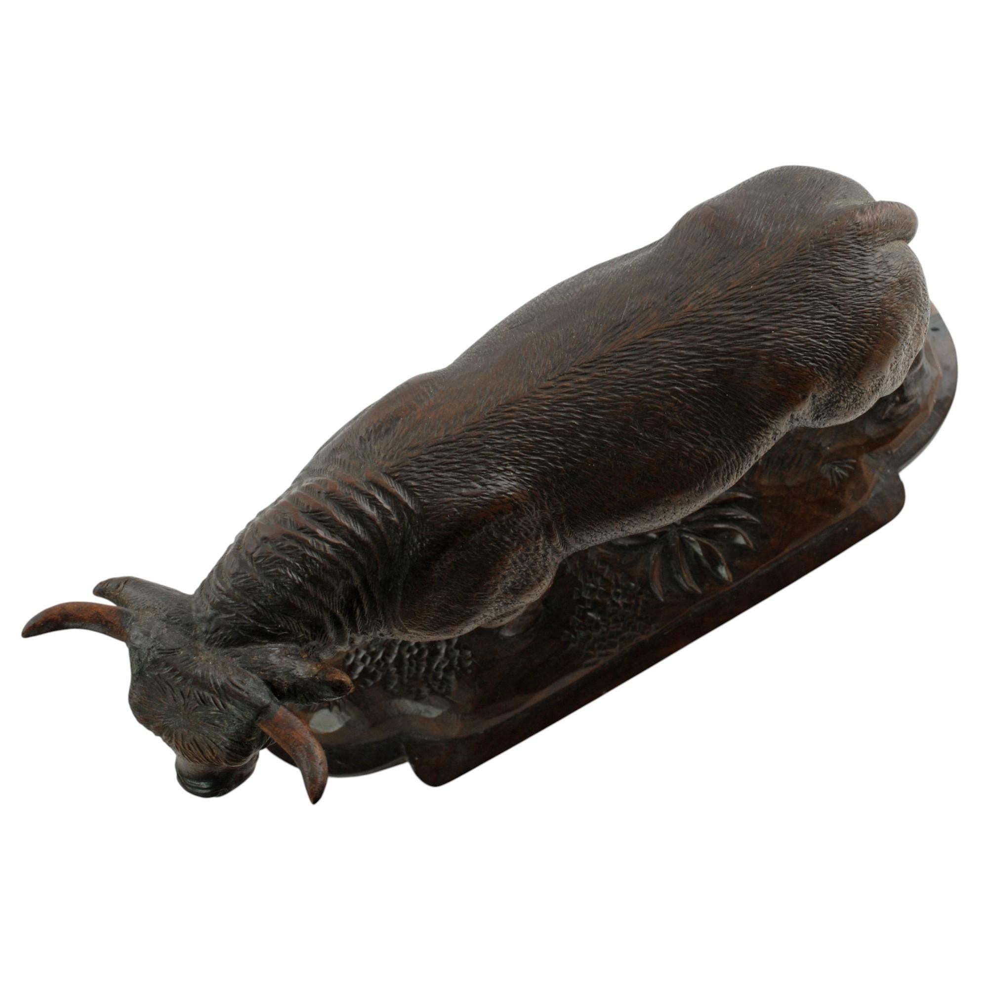 Statue de taureau figurative en bois sculptée à la main en vente 7