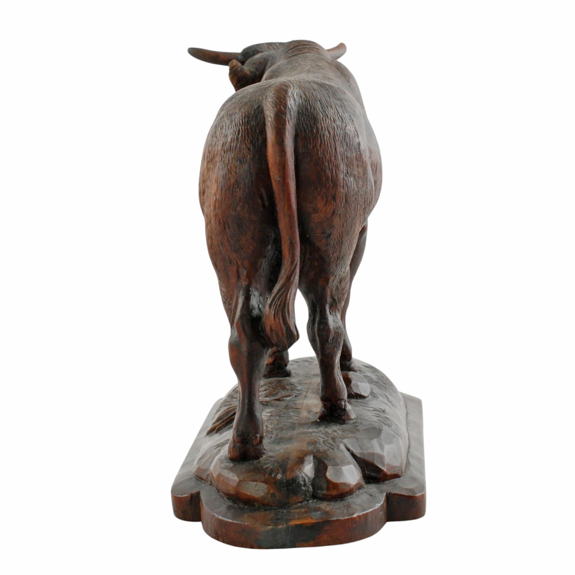 Sculpté à la main Statue de taureau figurative en bois sculptée à la main en vente