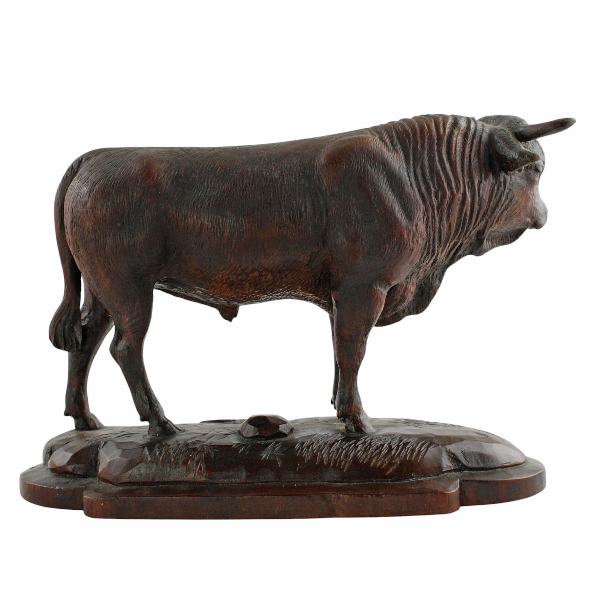 Inconnu Statue de taureau figurative en bois sculptée à la main en vente