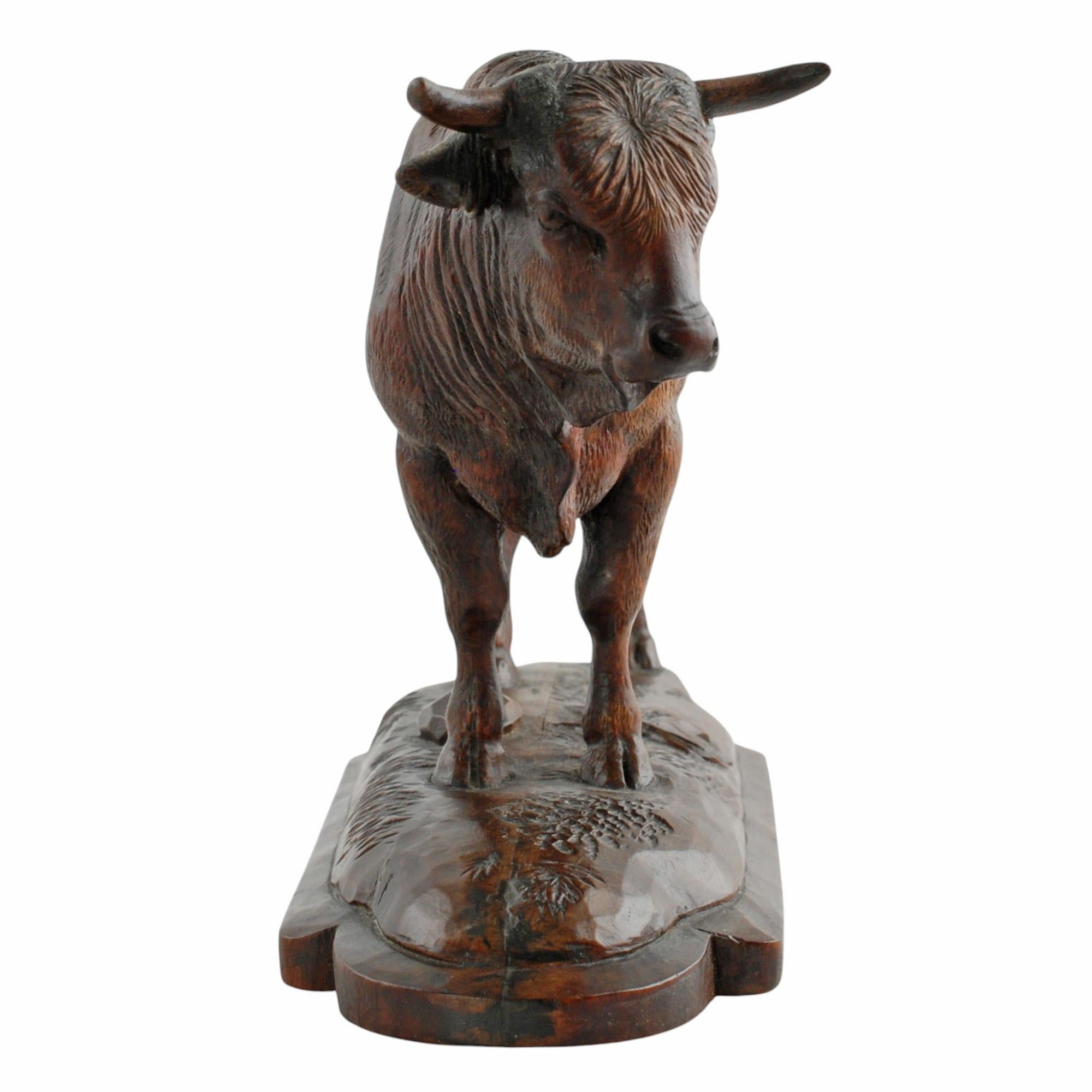 Artisanat Statue de taureau figurative en bois sculptée à la main en vente