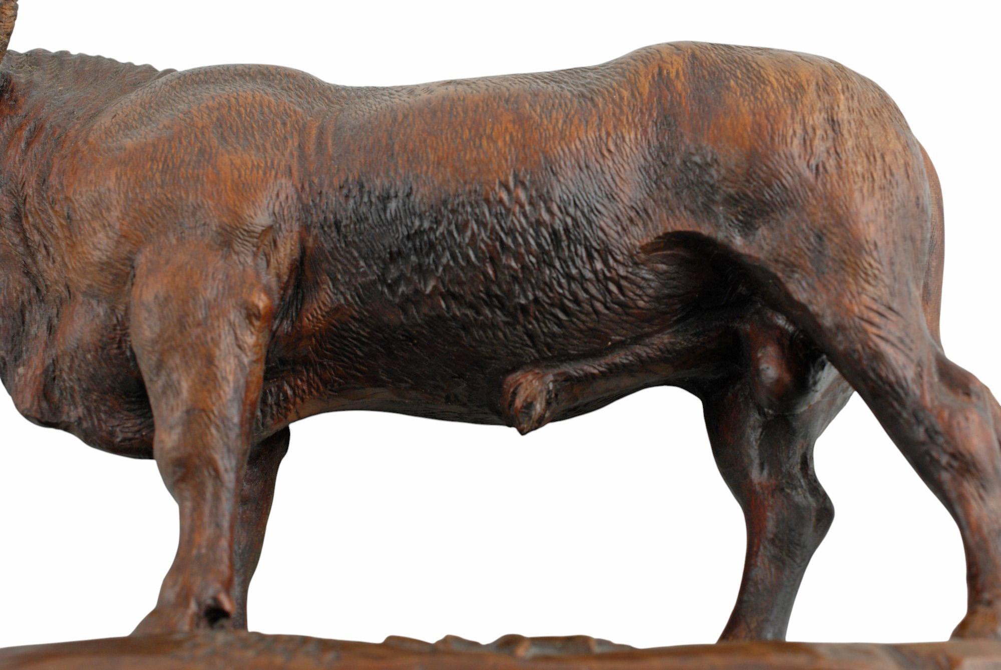 Statue de taureau figurative en bois sculptée à la main en vente 4
