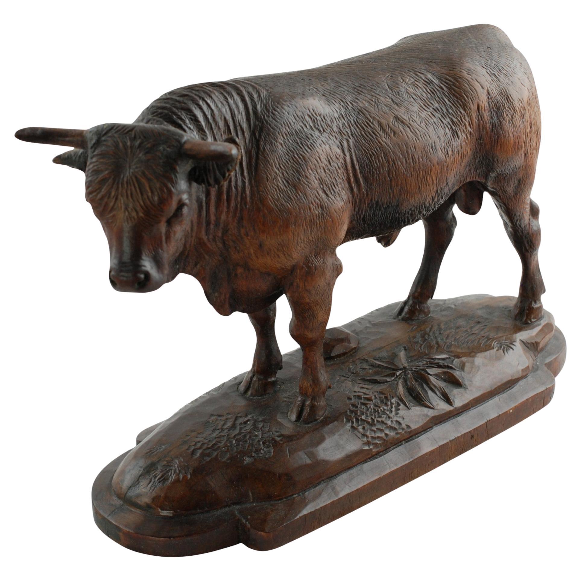 Statue de taureau figurative en bois sculptée à la main en vente
