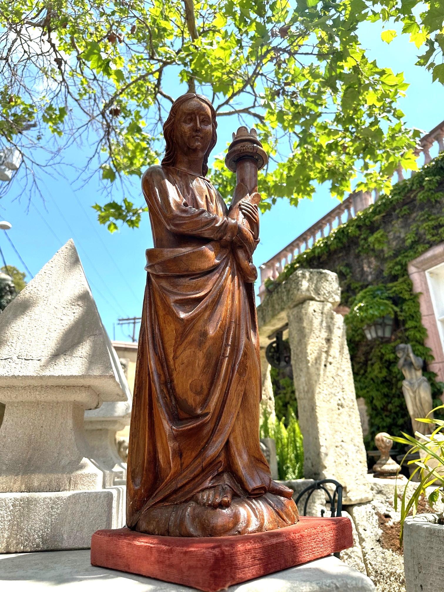 Sculpture en bois sculptée à la main Statue d'ange Antiquités Los Angeles Californie Exquise statue en bois sculptée à la main du 19ème siècle représentant un ange tenant une torche (porte-bougie amovible). Les sculptures des statues font preuve