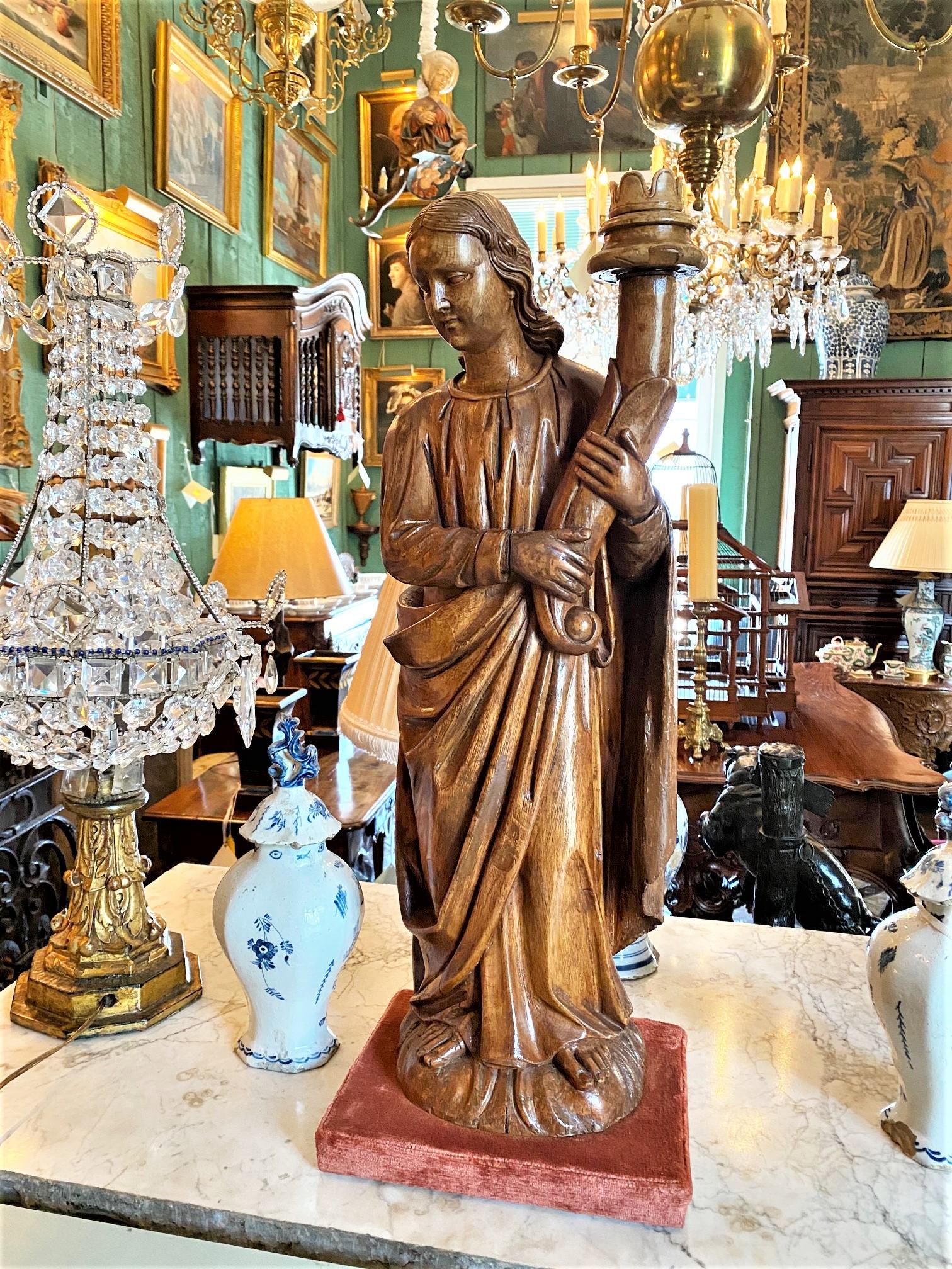 Scultura in legno intagliato a mano Statua di Angelo Antiquariato Los Angeles California , Squisita statua in legno intagliato a mano del XIX secolo raffigurante un Angelo che tiene una torcia (portacandele rimovibile). La scultura della statua
