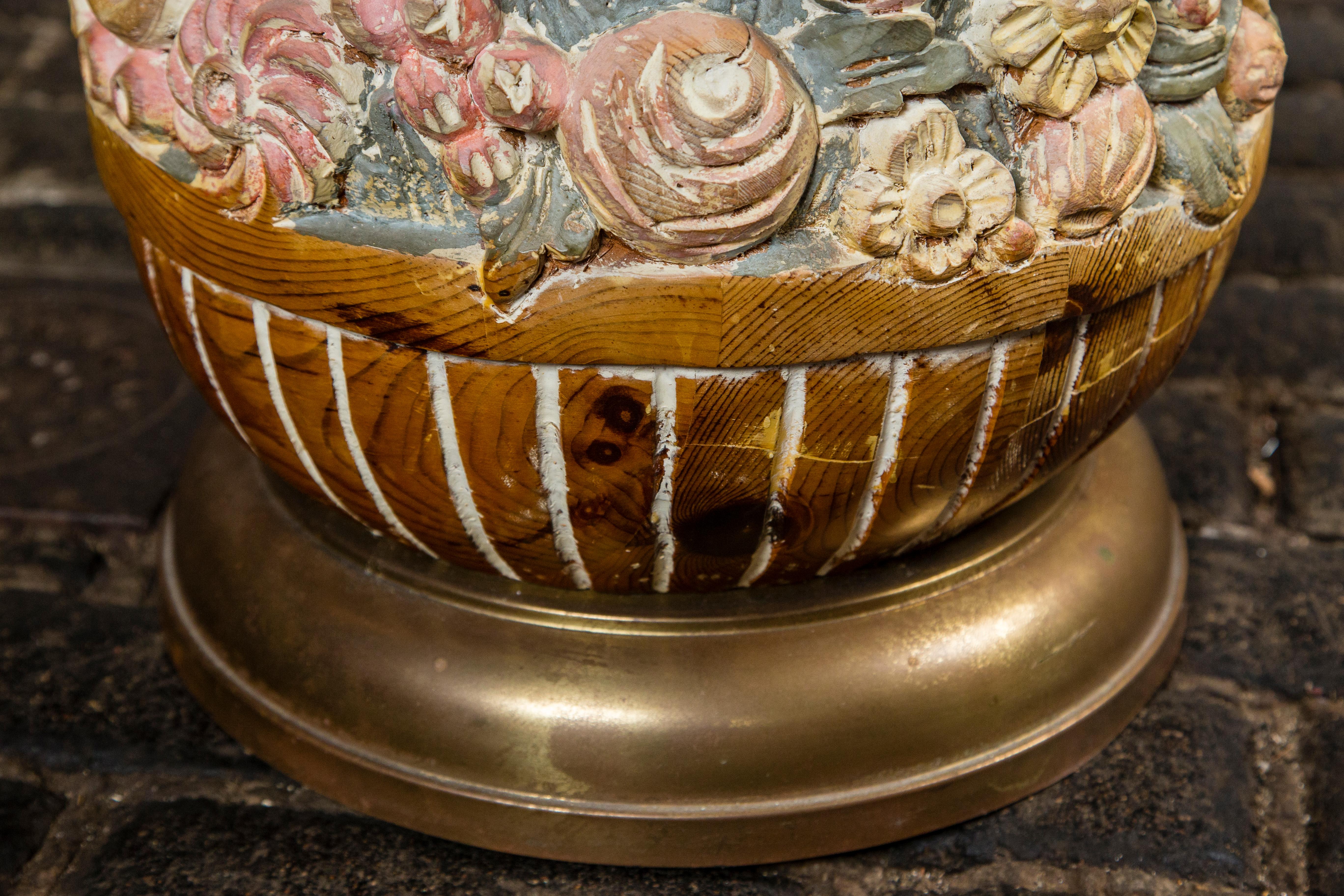 Milieu du XXe siècle Table à boules à fleurs en bois sculpté à la main par Sarreid Ltd en vente