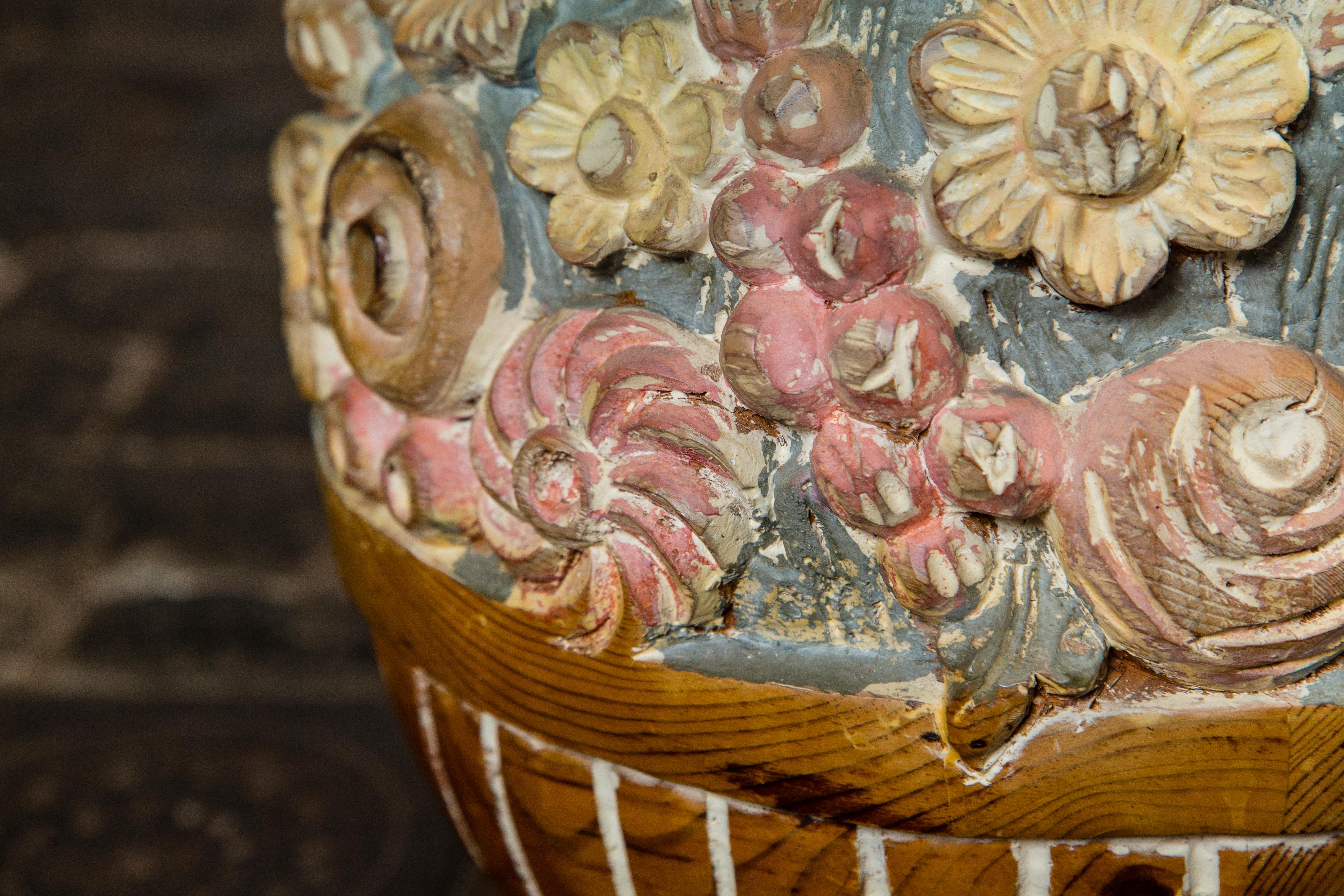 Bois Table à boules à fleurs en bois sculpté à la main par Sarreid Ltd en vente