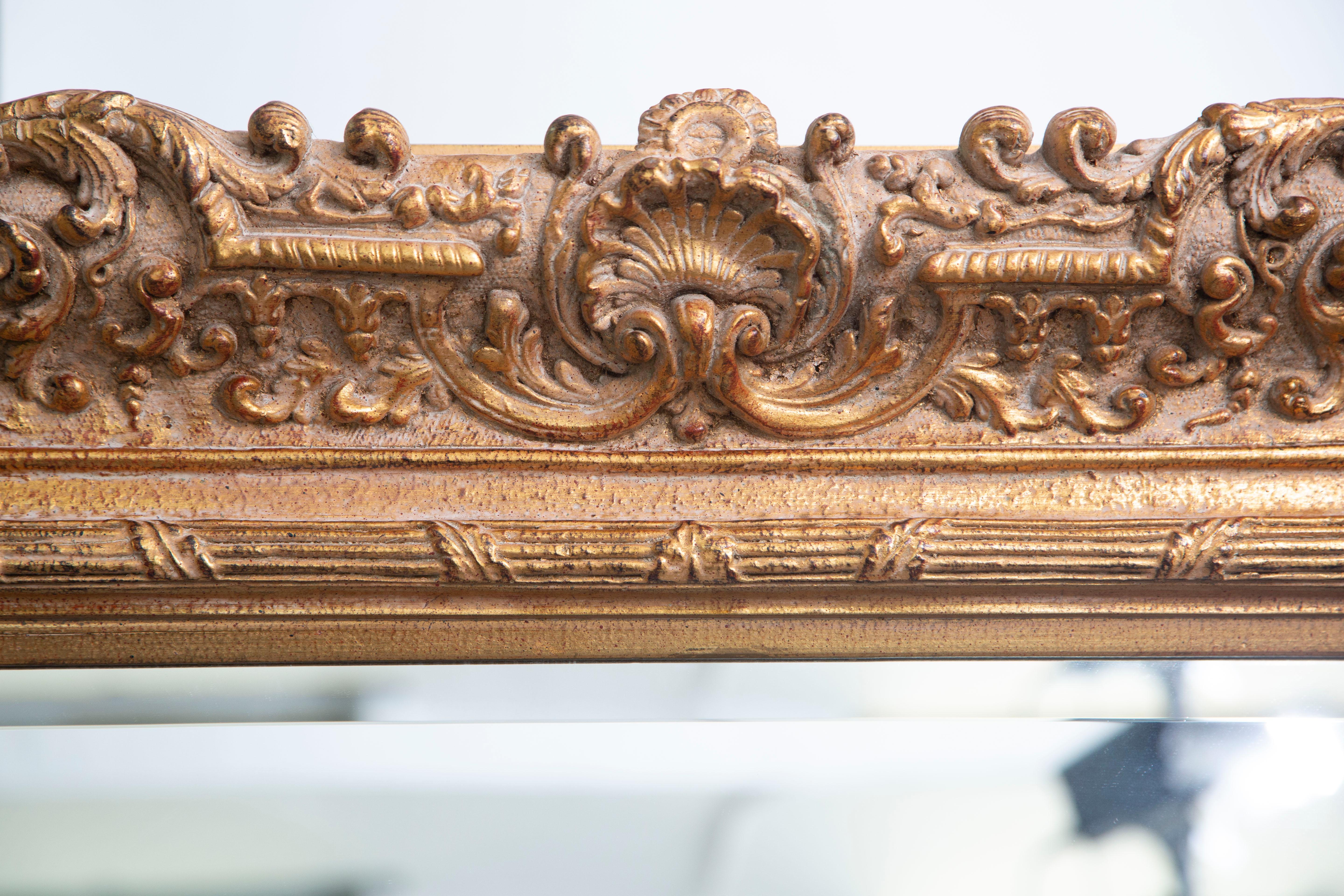 Handgeschnitzter Spiegel aus Holz, Gesso und Vergoldung, Italien, um 1880 (Italienisch) im Angebot