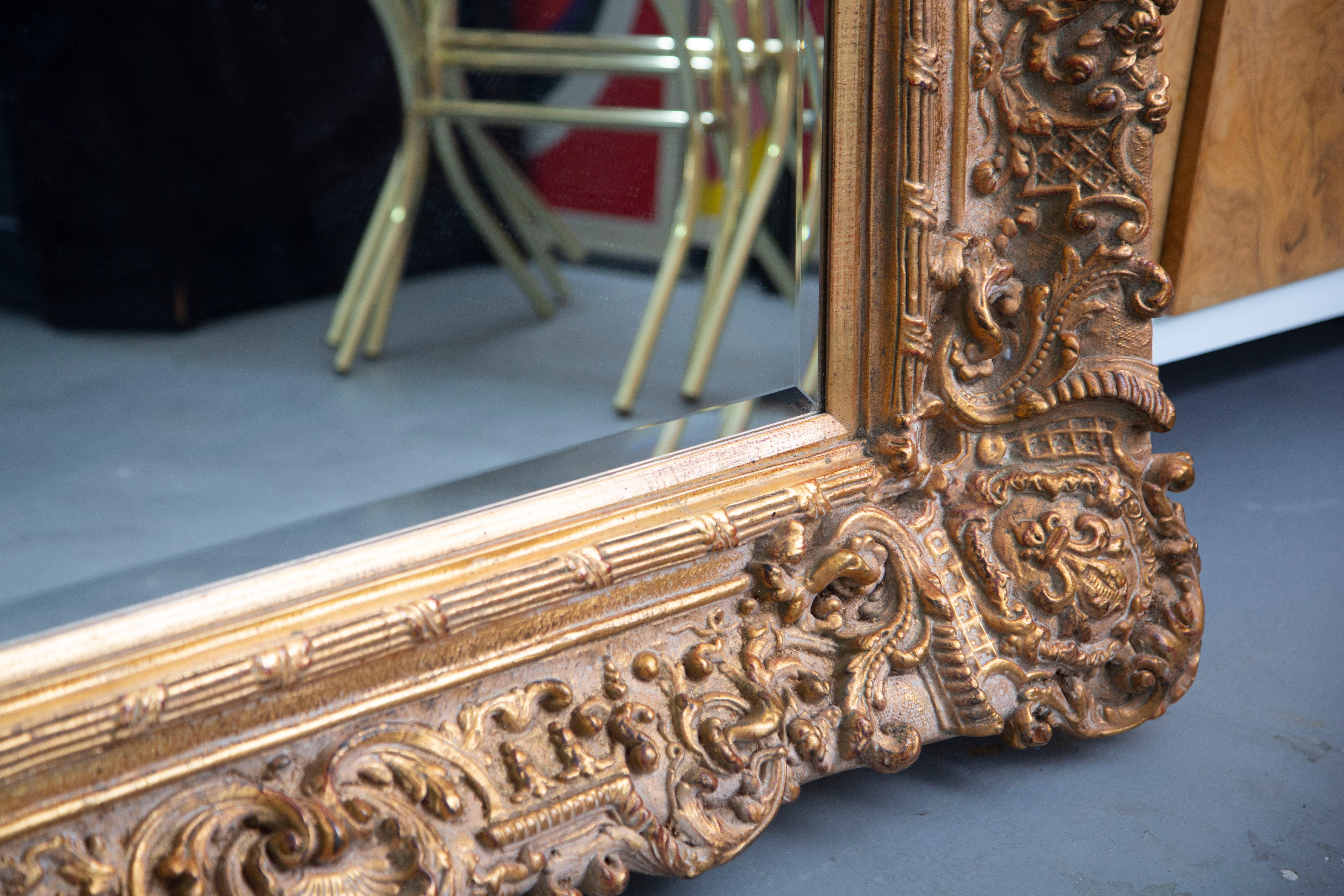 Handgeschnitzter Spiegel aus Holz, Gesso und Vergoldung, Italien, um 1880 (Gips) im Angebot