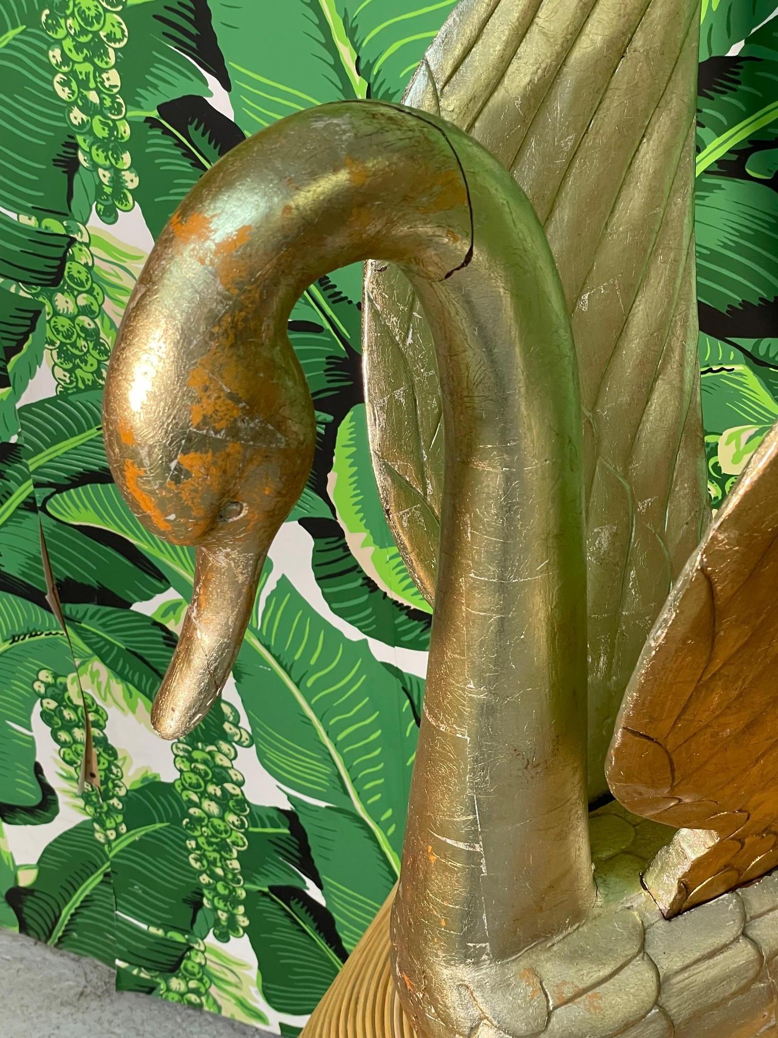 Milieu du XXe siècle Sculpture de cygne en bois sculpté à la main à la feuille d'or en vente
