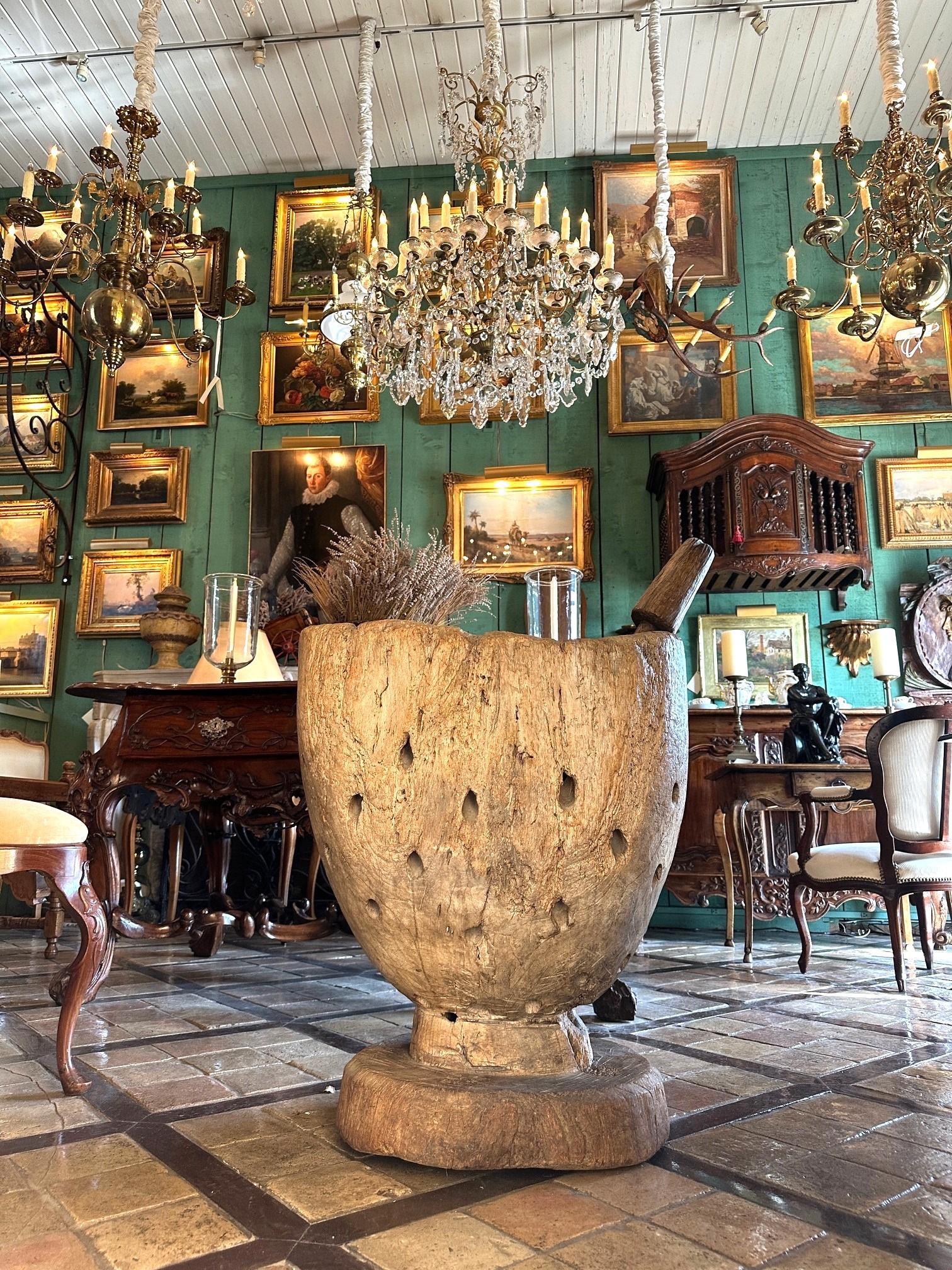 Madera Tallada a Mano Jardinera Jardinera Cachepot Antigüedades Decorativas LA . Gran mortero de madera tallada a mano del siglo XVIII / XIX creado originalmente para el maíz y el café. Bonitas líneas limpias en forma de jarrón montado sobre un