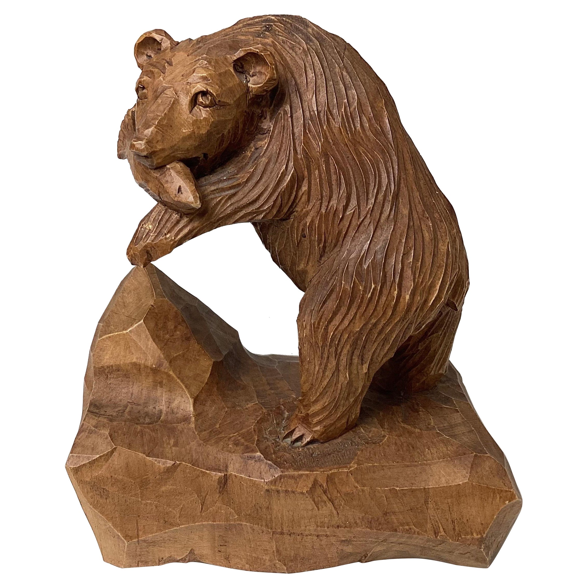 Sculpture d'ours de chasse avec poissons en bois sculptée à la main par Denys Heppell en vente