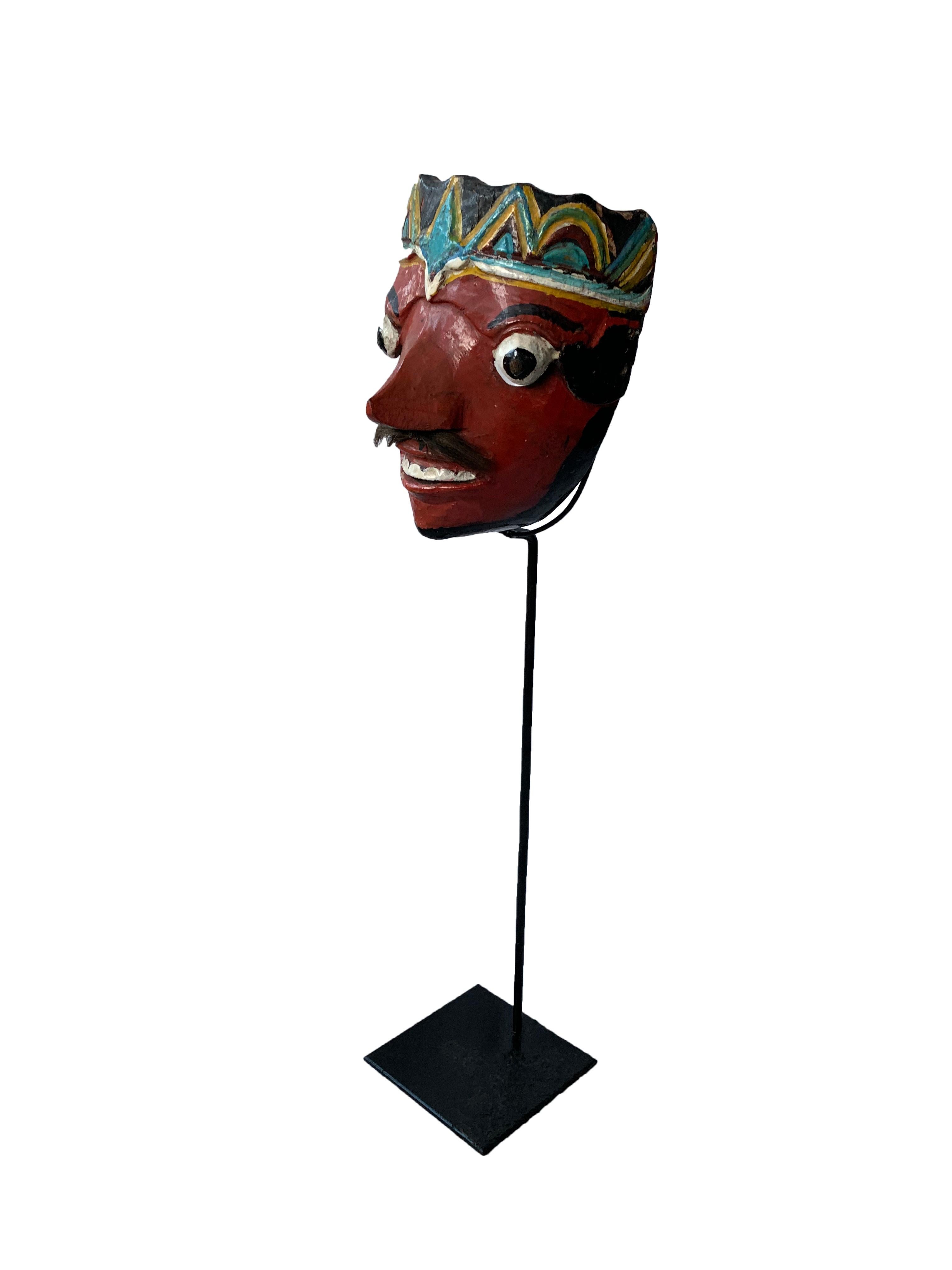 Handgeschnitzte Javanische Wayang Topeng Theatermaske aus Holz, Indonesien, 20. Jahrhundert (Indonesisch) im Angebot