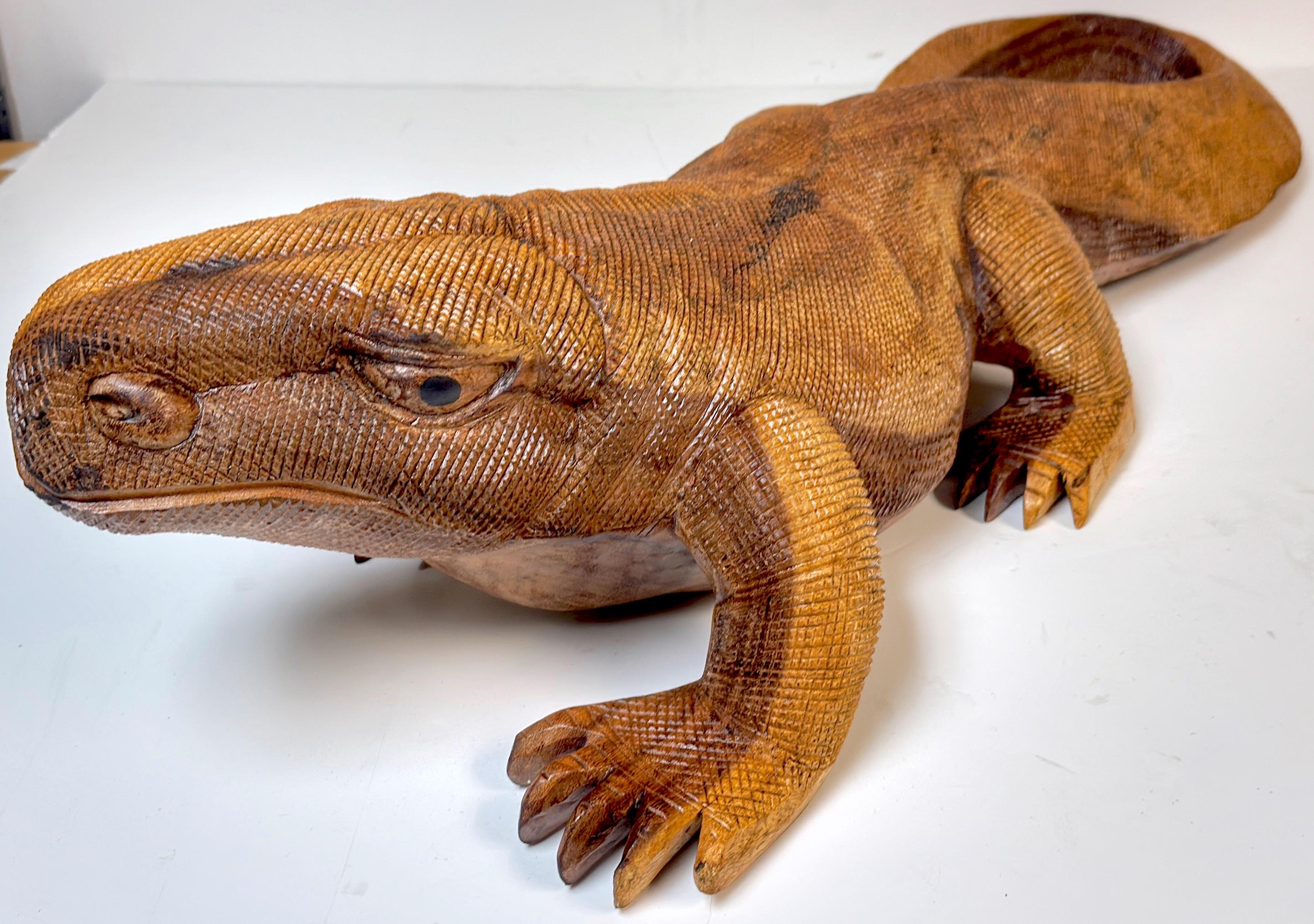 Hand-Carved Wood Life Size Monitor Lizard, School of Bustamonte, Mexico, 1970s In Good Condition For Sale In West Palm Beach, FL