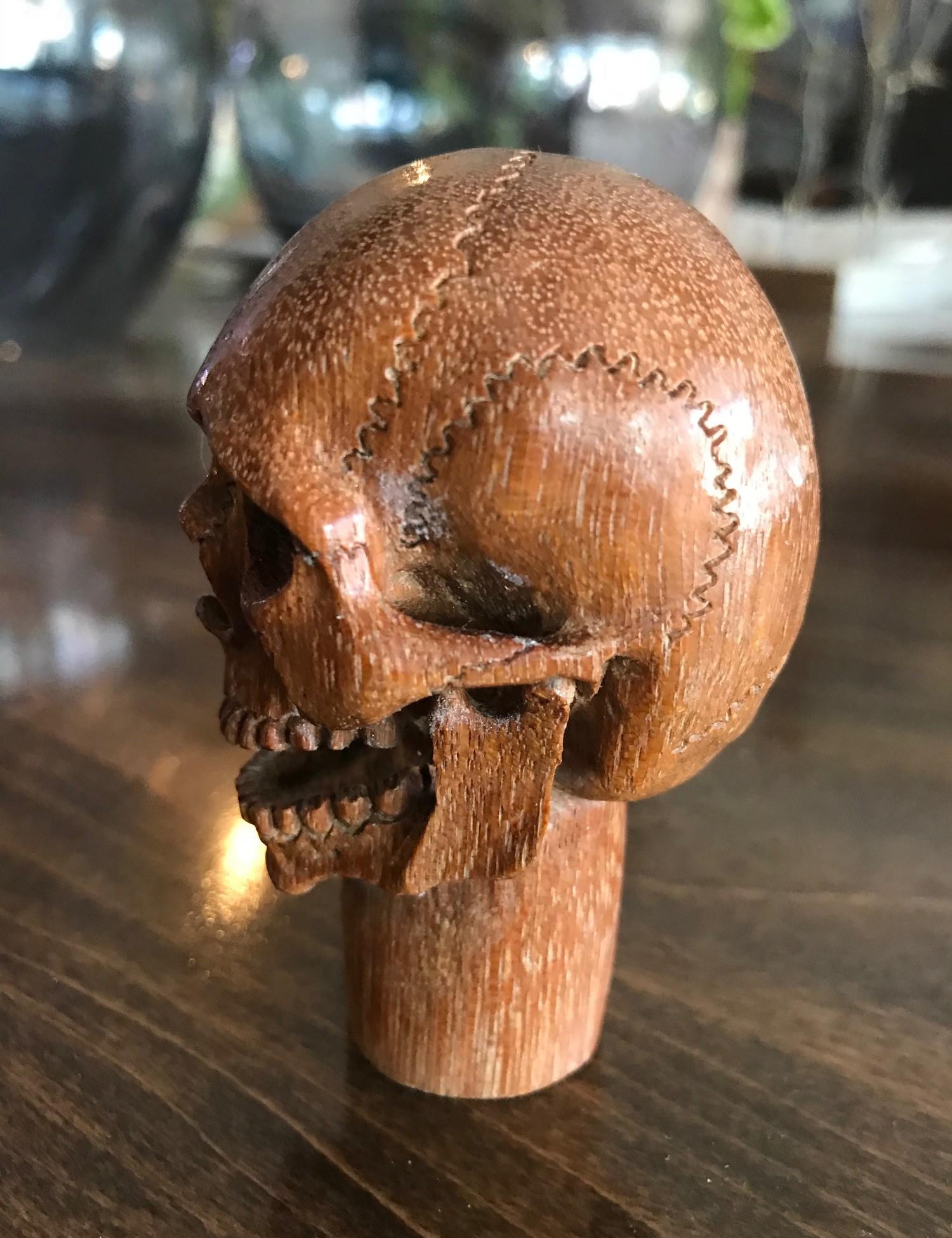 Handgeschnitztes Holz Memento Mori Schädel Stock Gehstock Griff im Zustand „Gut“ im Angebot in Studio City, CA