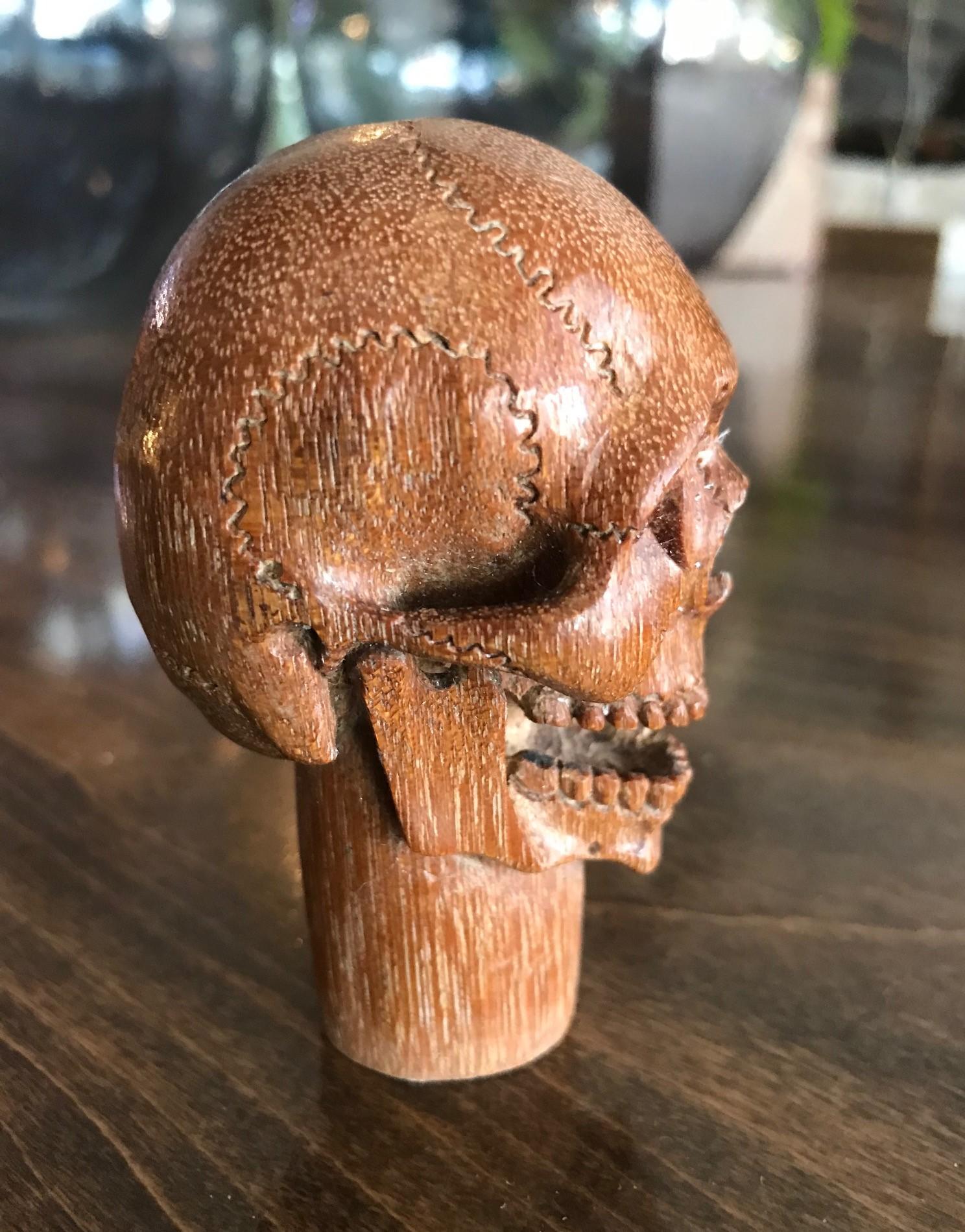 Manico di bastone da passeggio in legno intagliato a mano Memento Mori Skull Cane In condizioni buone in vendita a Studio City, CA