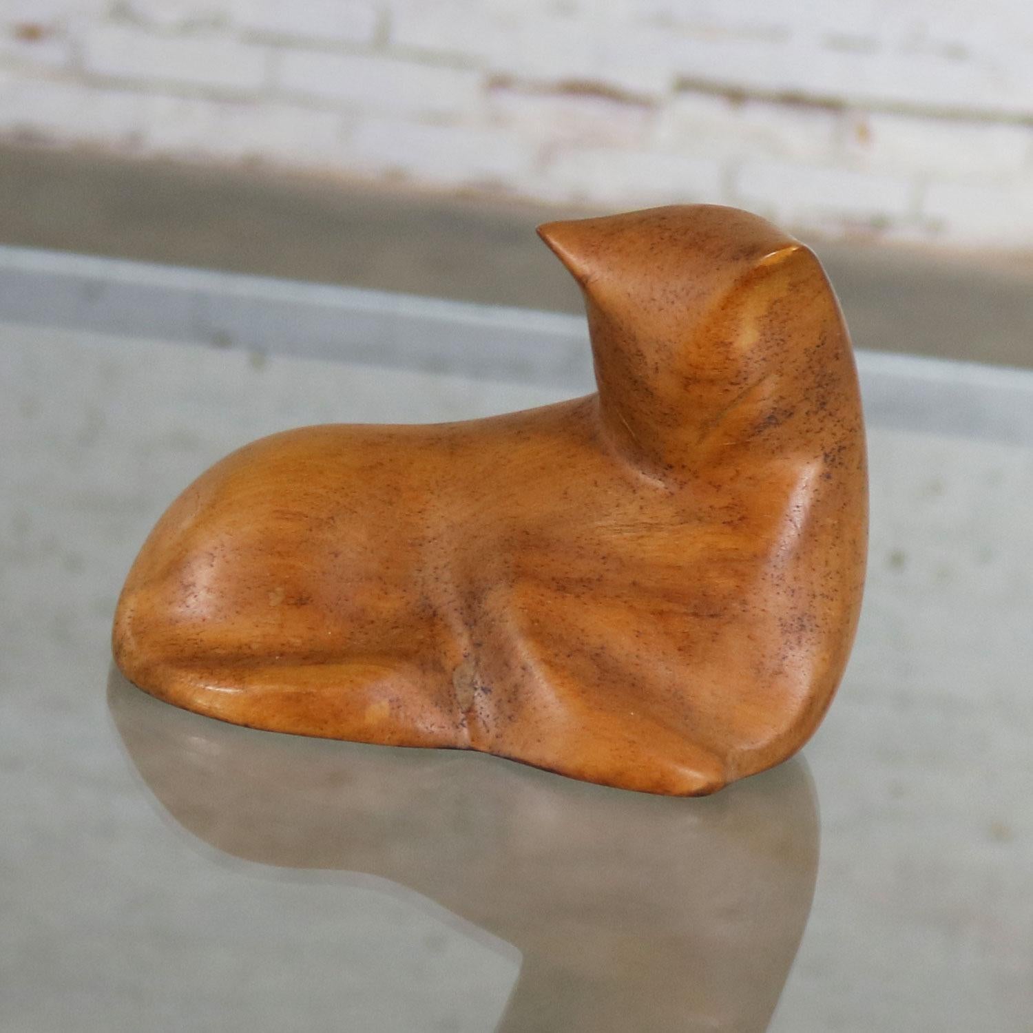 Handsome hand carved wood Mid-Century Modern cat sculpture. It is signed Luman Kelsey and in fabulous vintage condition, circa 1930s-1960s.

This beautiful cat sculpture is incredible. Hand carved and signed by Luman Kelsey. We believe this to be
