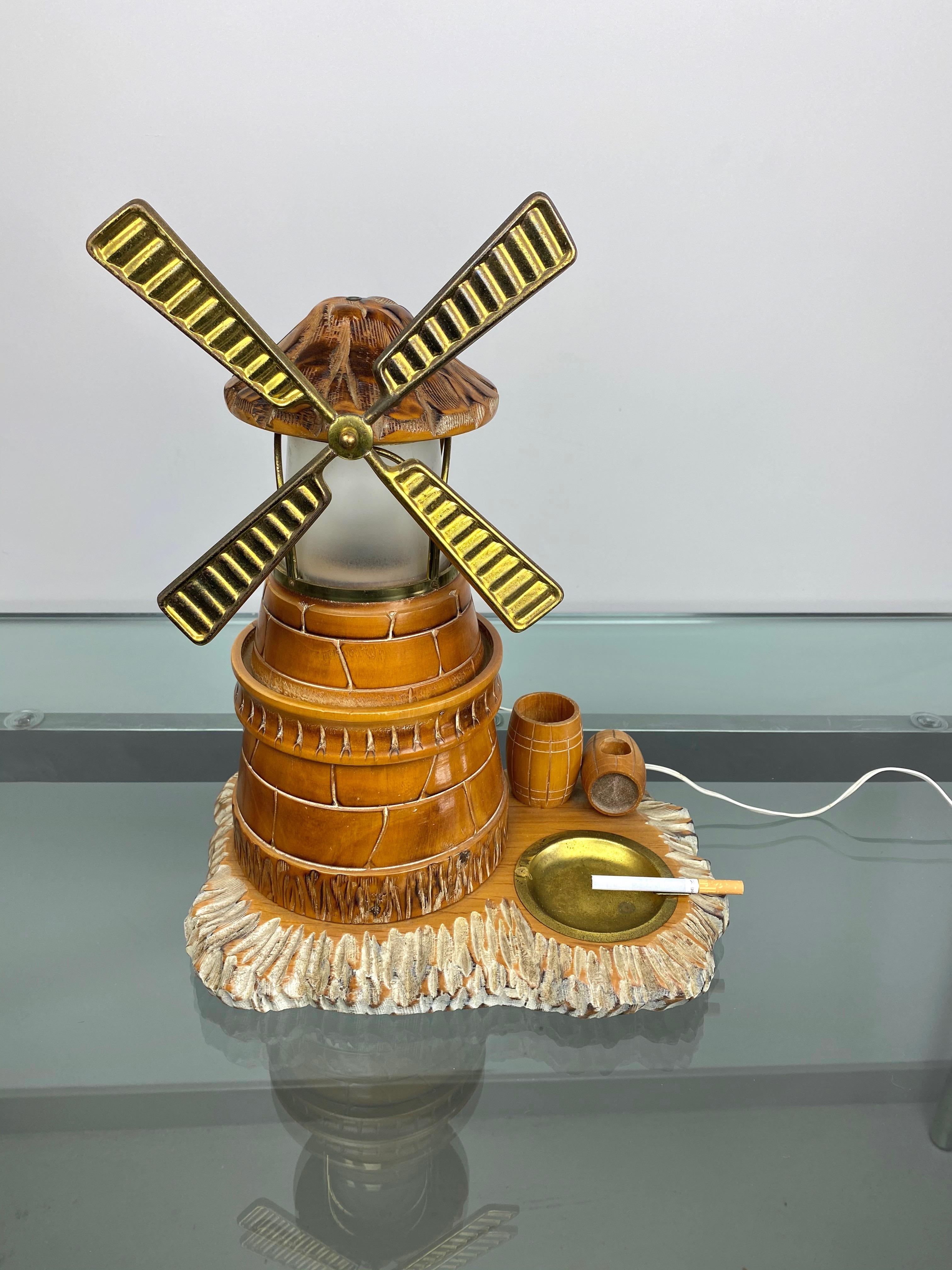 Métal Lampe de table Moulin en bois sculpté à la main Cendrier par Aldo Tura Macabo:: Italie:: années 1960 en vente