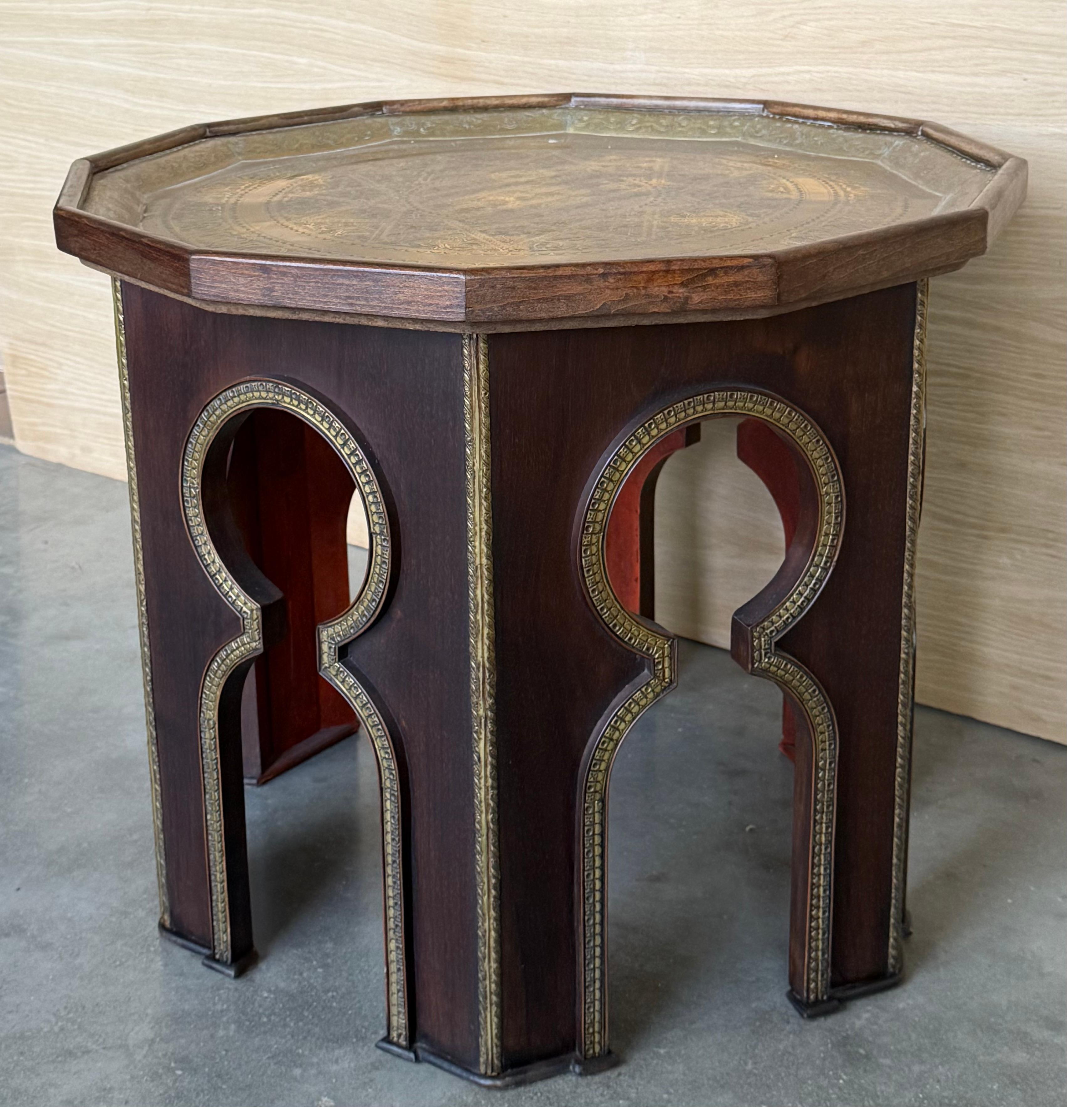 Marocain Table d'appoint marocaine en Wood Wood sculpté à la main avec plateau en métal gaufré en vente