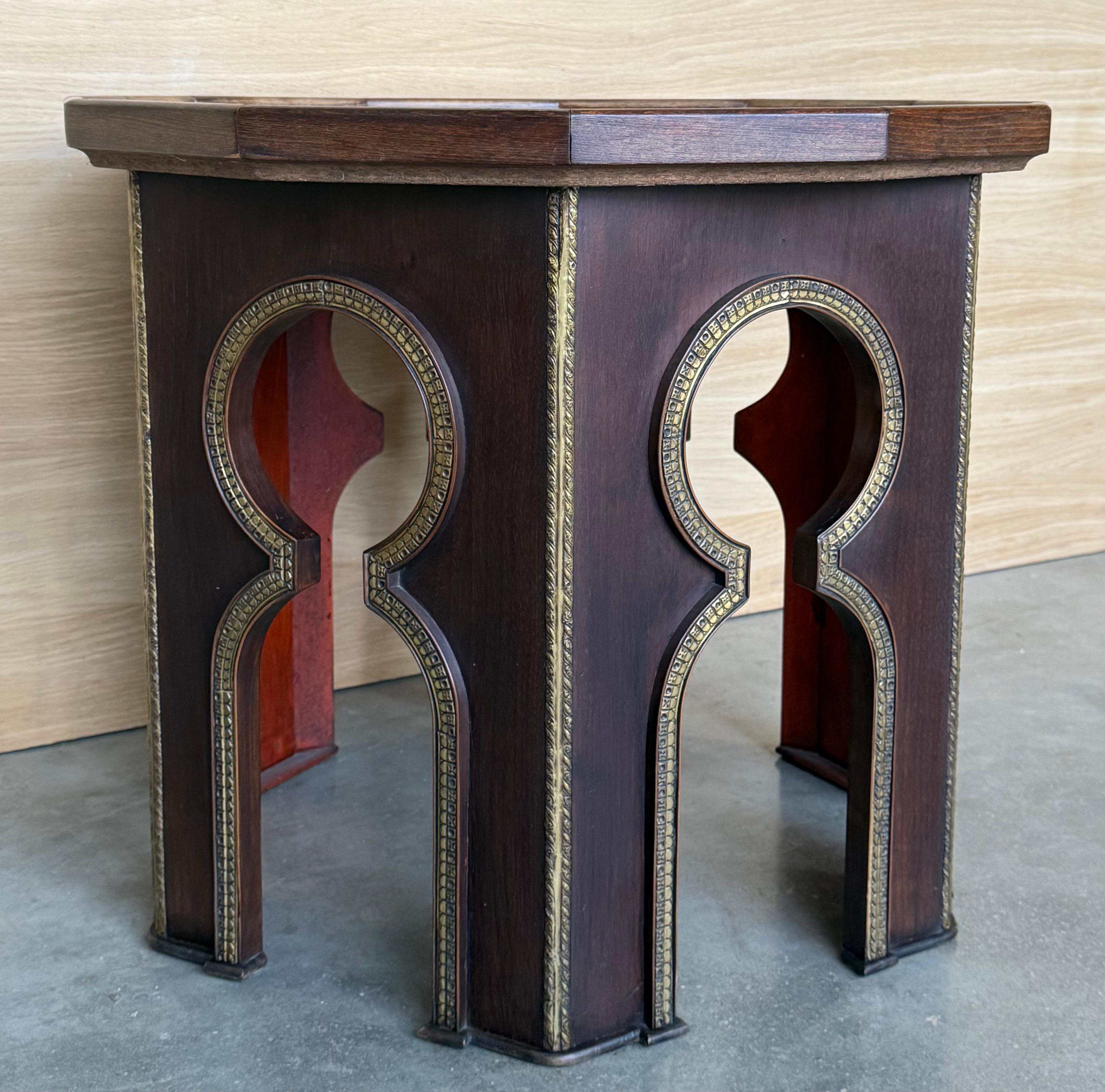 Table d'appoint marocaine en Wood Wood sculpté à la main avec plateau en métal gaufré Bon état - En vente à Miami, FL