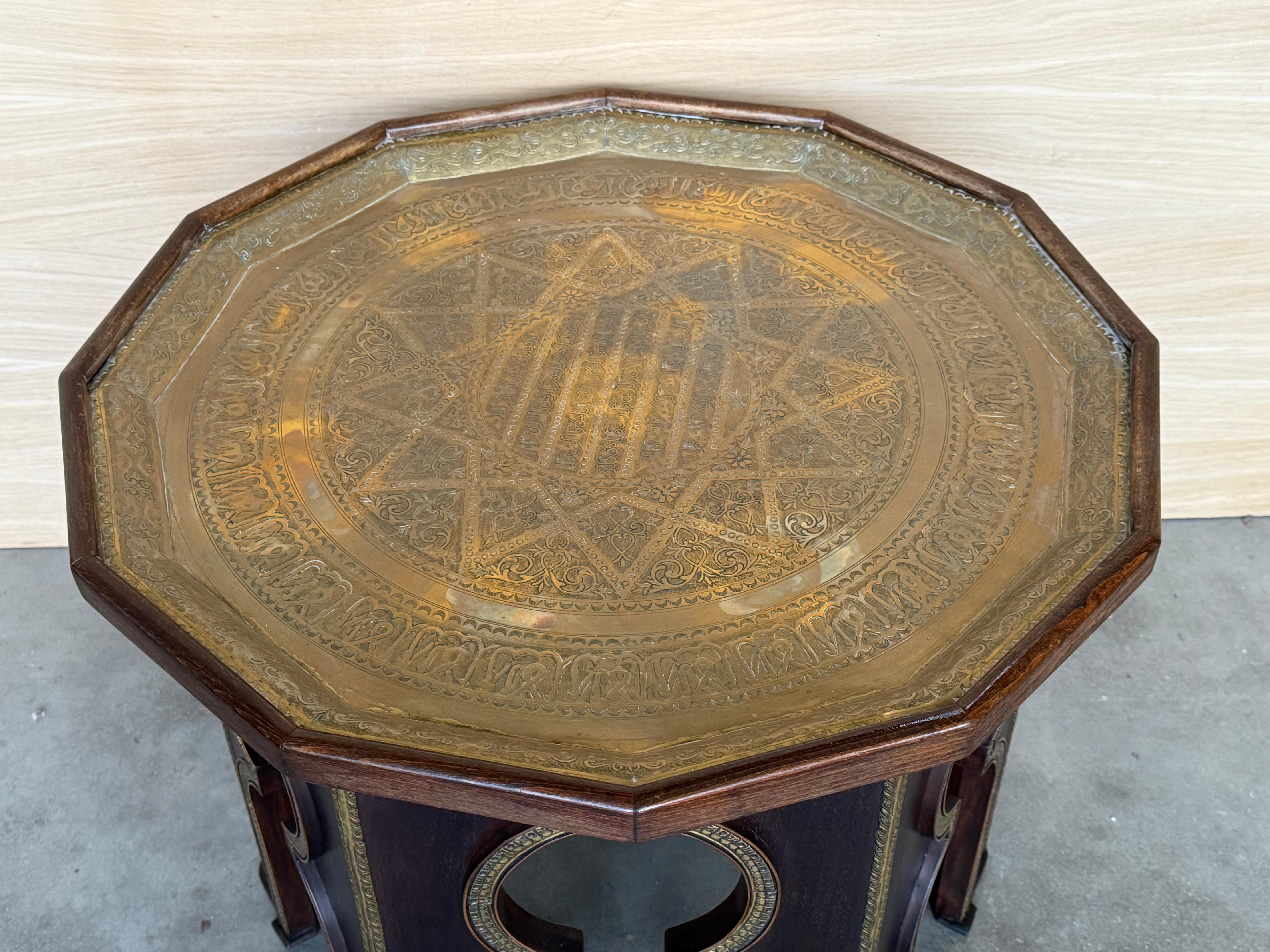 20ième siècle Table d'appoint marocaine en Wood Wood sculpté à la main avec plateau en métal gaufré en vente