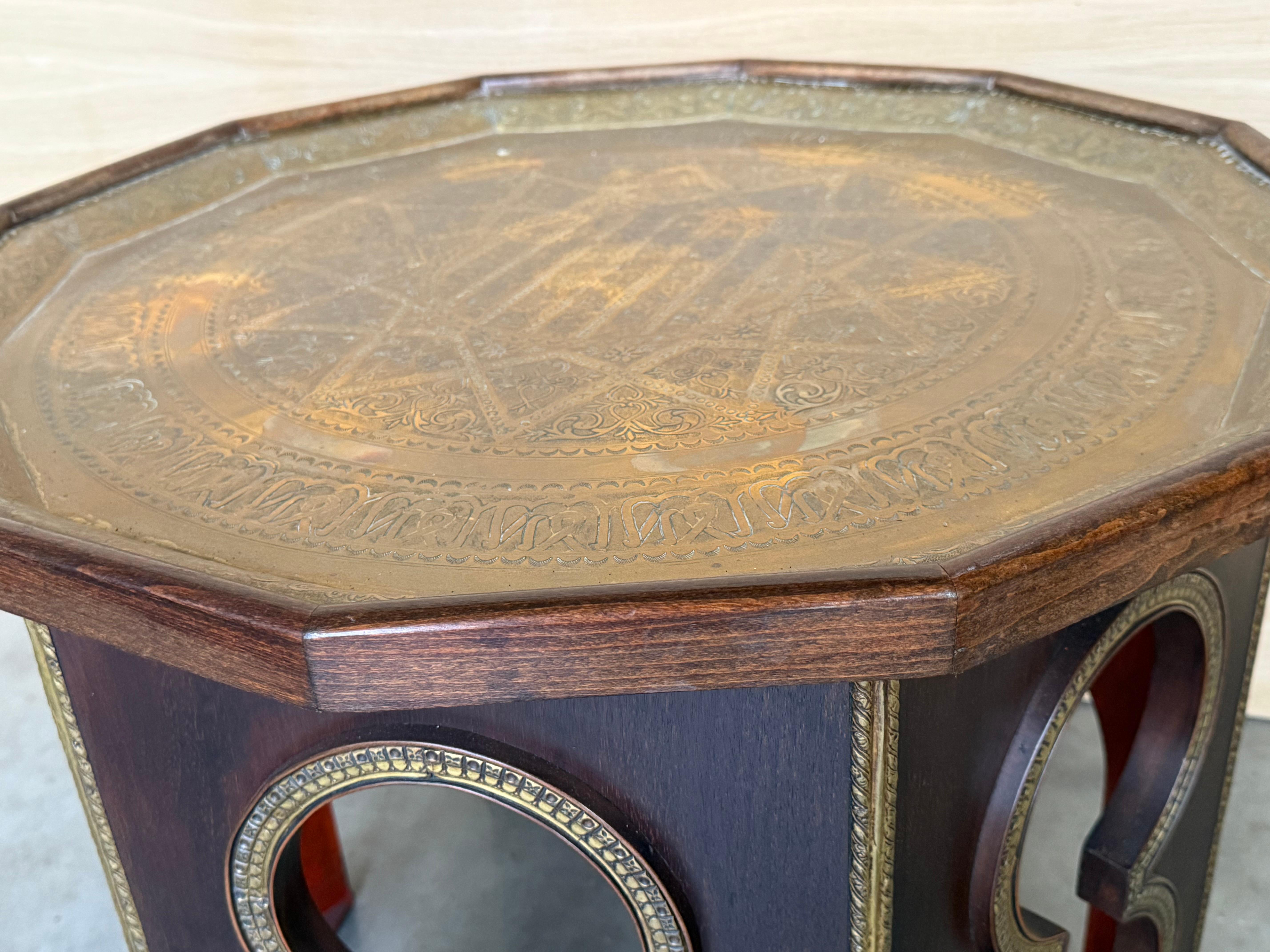Métal Table d'appoint marocaine en Wood Wood sculpté à la main avec plateau en métal gaufré en vente